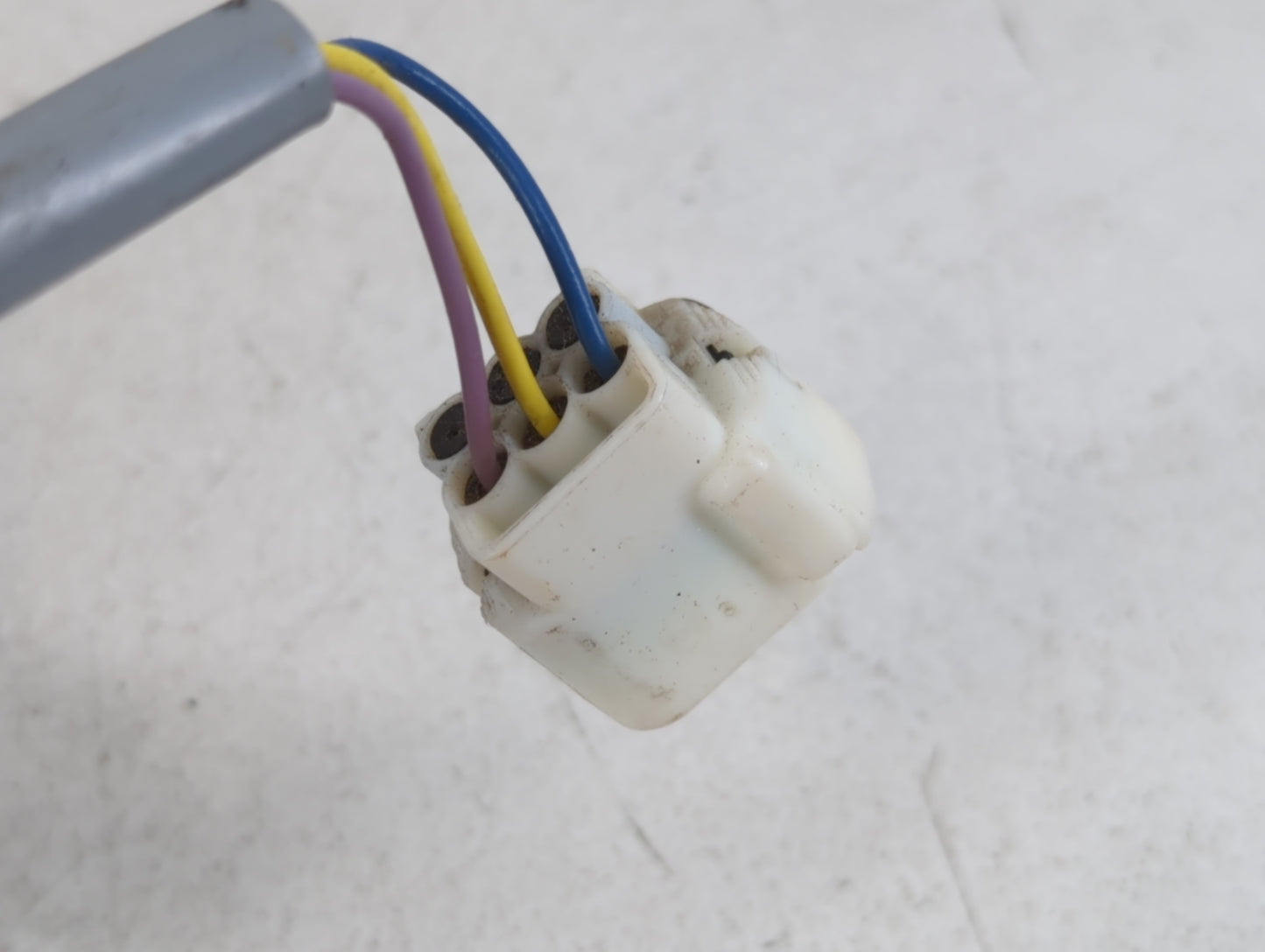 2011 Mitsubishi Endeavor Passenger Right Side View Manual Door Mirror - Oemusedautoparts1.com