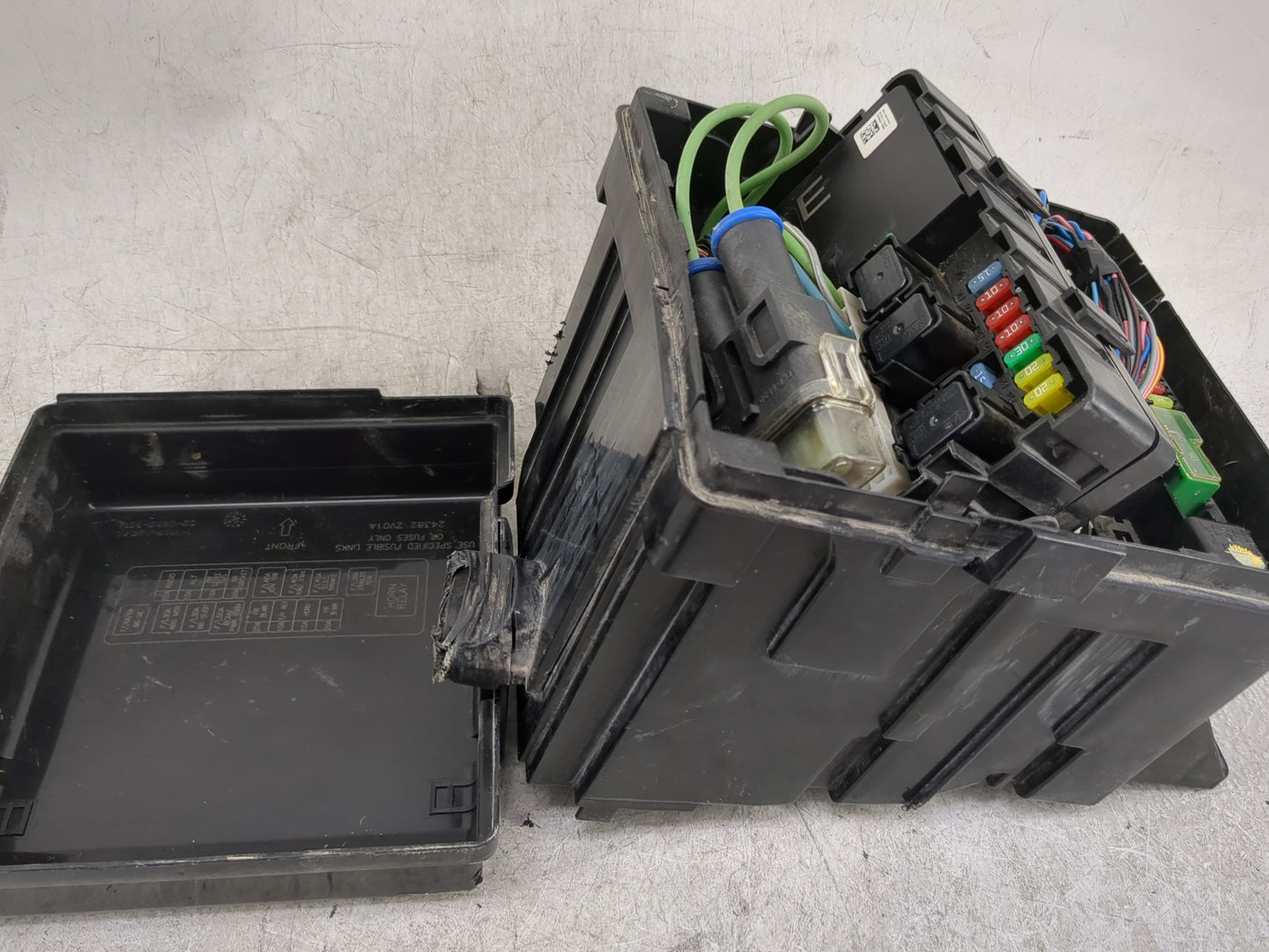2008-2012 Nissan Armada Fusebox Fuse Box Panel Relay Module P/N:24382 ZV01A Fits Fits 2008 2009 2010 2011 2012 OEM Used Auto