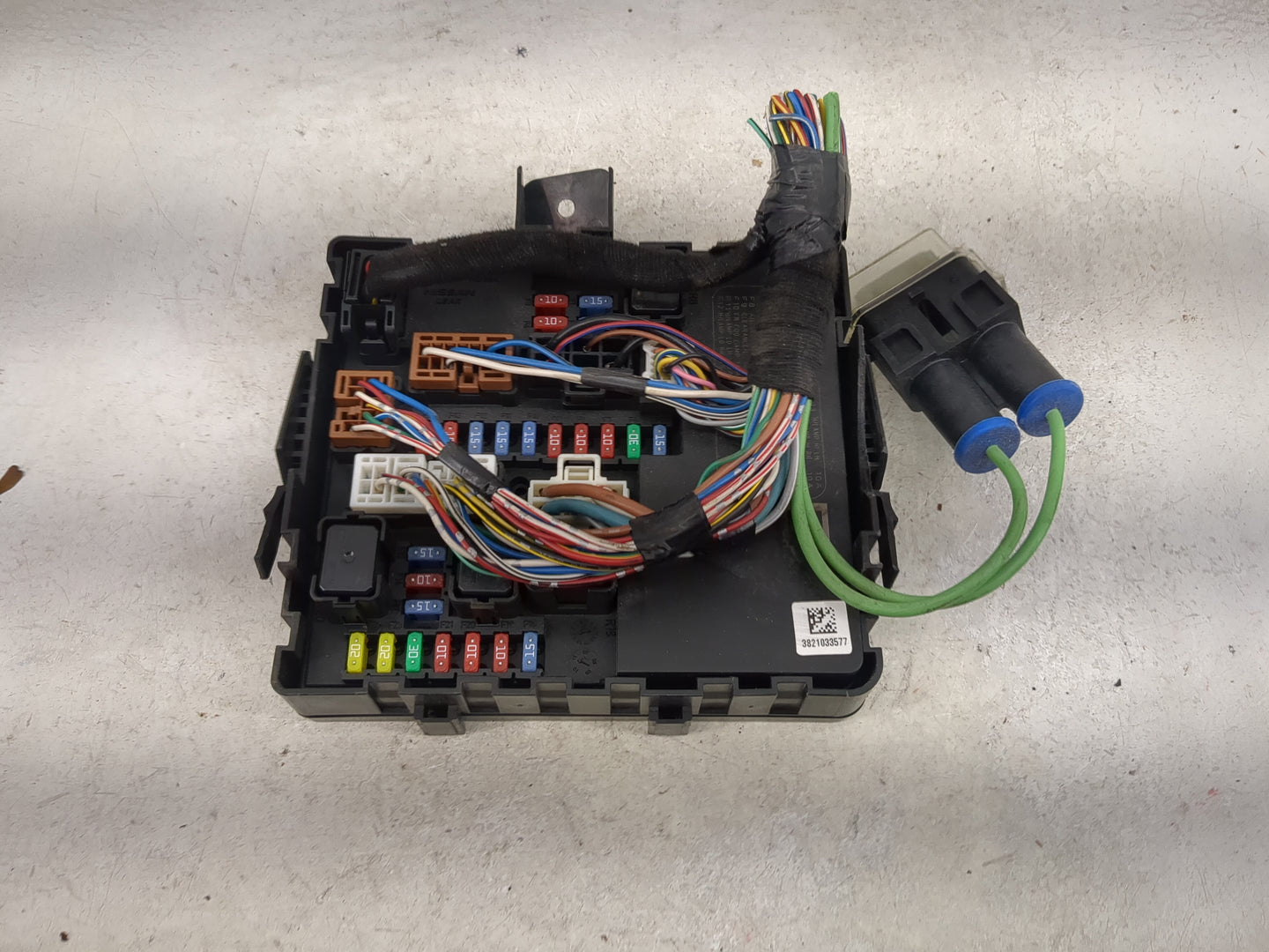 2008-2012 Nissan Armada Fusebox Fuse Box Panel Relay Module P/N:284B7 ZE03B 3821033577 Fits Fits 2008 2009 2010 2011 2012 OE