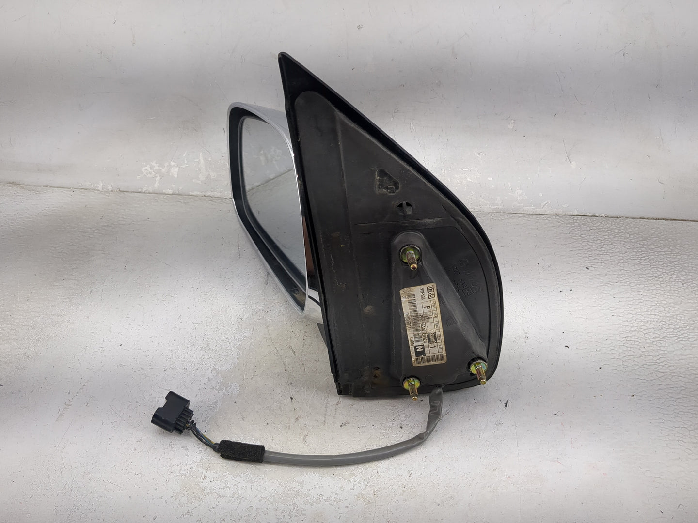 2010-2019 Nissan Frontier Driver Side View Mirror - Left Door Mirror OEM Used - Oemusedautoparts1.com