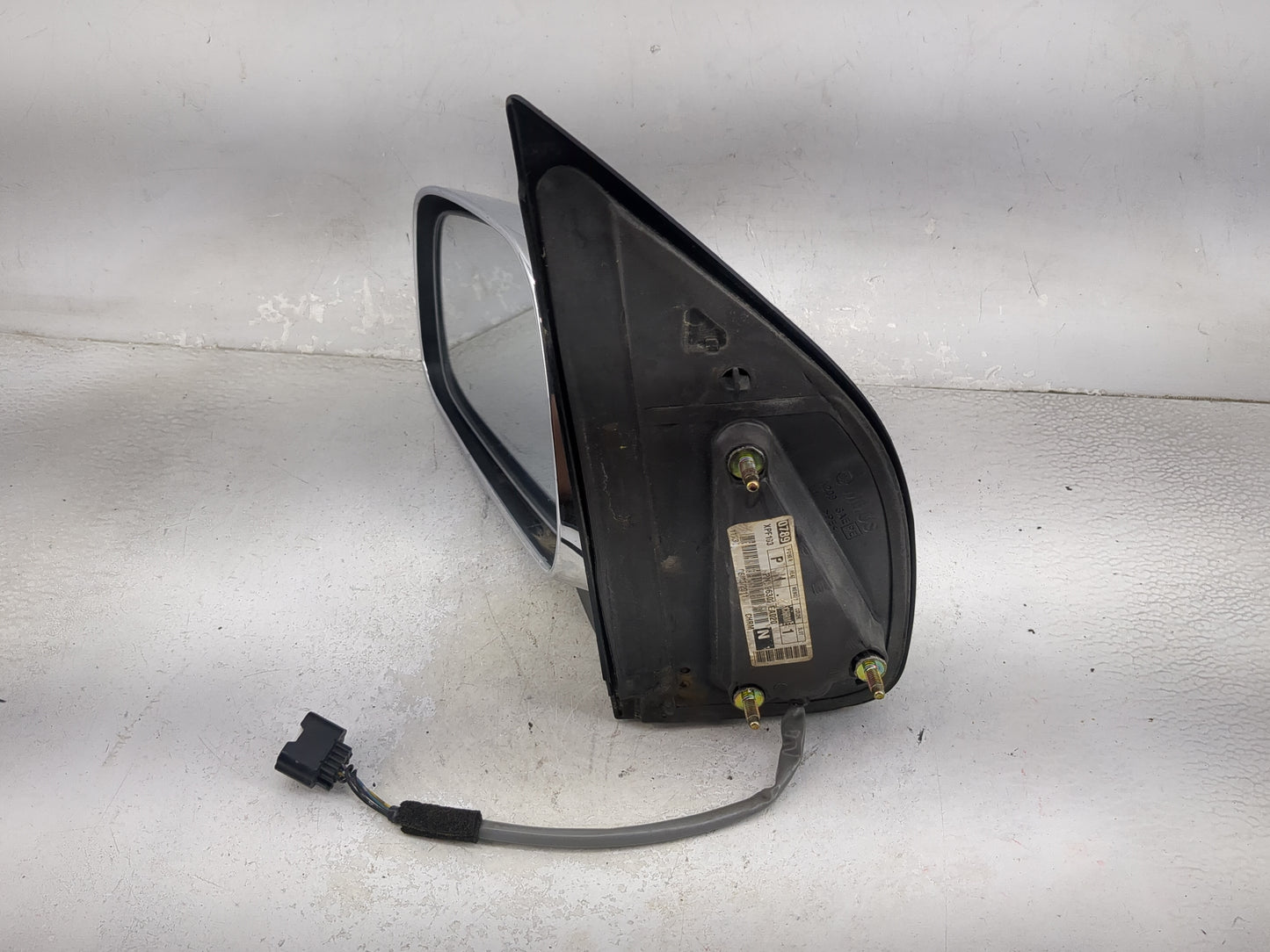 2010-2019 Nissan Frontier Driver Side View Mirror - Left Door Mirror OEM Used - Oemusedautoparts1.com
