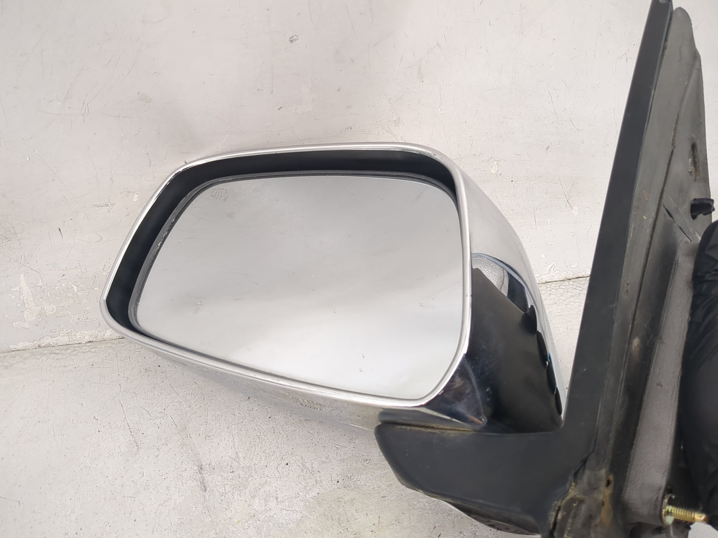 2010-2019 Nissan Frontier Driver Side View Mirror - Left Door Mirror OEM Used - Oemusedautoparts1.com
