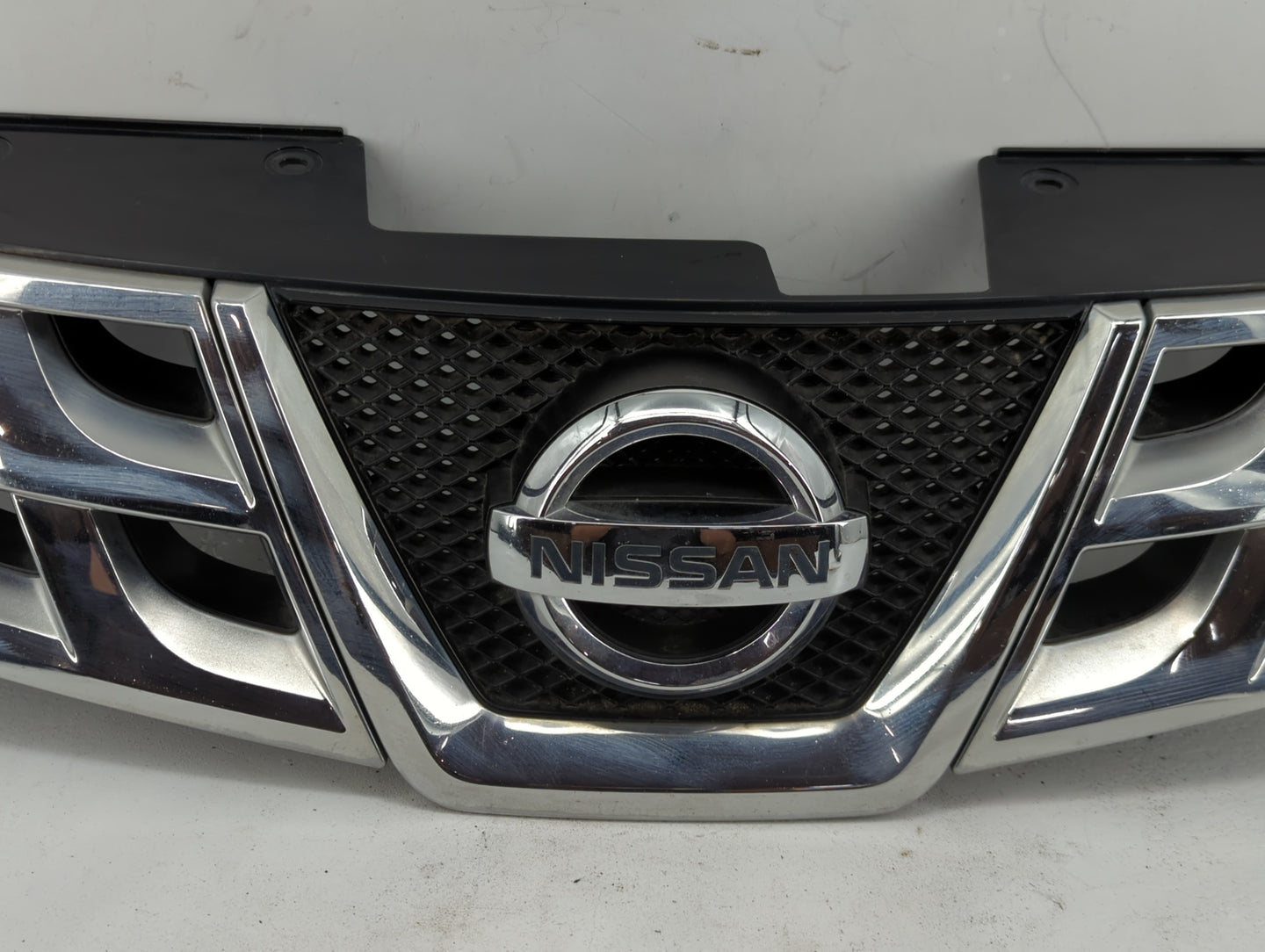 2010-2010 Nissan Rogue Front Grille Bumper Not Included - Oemusedautoparts1.com