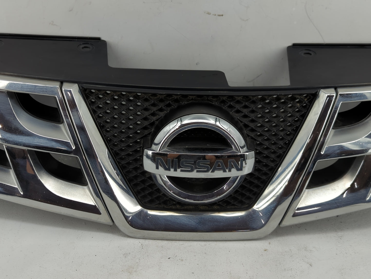 2010-2010 Nissan Rogue Front Grille Bumper Not Included - Oemusedautoparts1.com