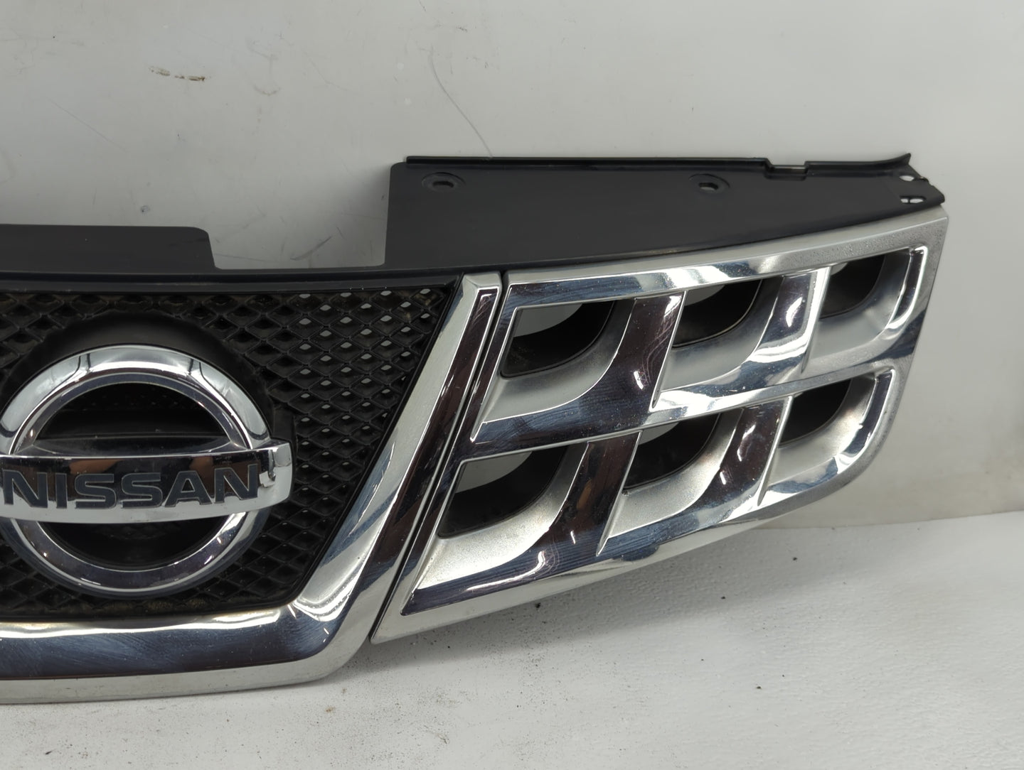 2010-2010 Nissan Rogue Front Grille Bumper Not Included - Oemusedautoparts1.com