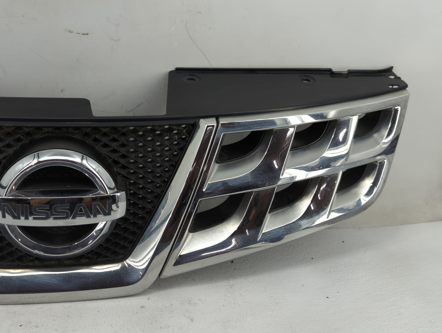 2010-2010 Nissan Rogue Front Grille Bumper Not Included - Oemusedautoparts1.com