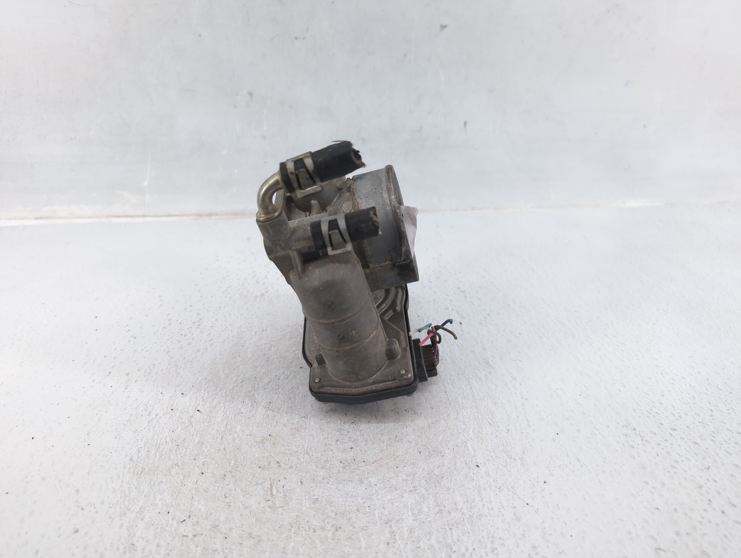 2011-2015 Nissan Rogue Throttle Body P/N:022007 7T4E-EB 070510118322 Fits Fits 2011 2012 2013 2014 2015 OEM Used Auto Parts 