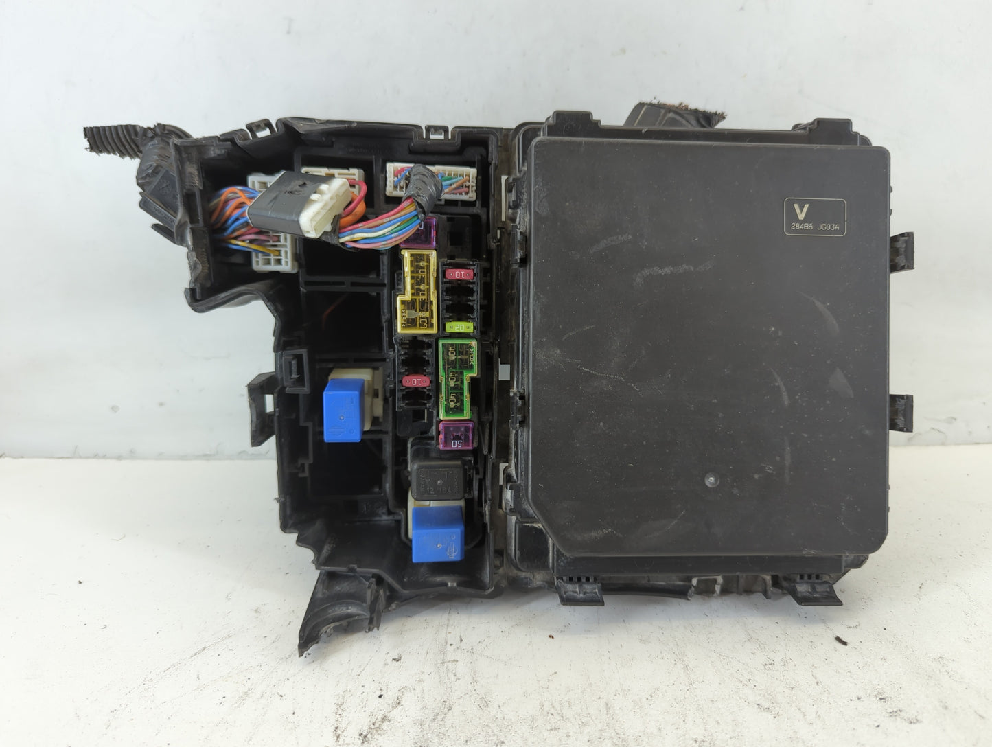 2011 Nissan Rogue Fusebox Fuse Box Panel Relay Module P/N:284B6 JG03A 24384 ET80A, 7154-8324-30 Fits OEM Used Auto Parts - O