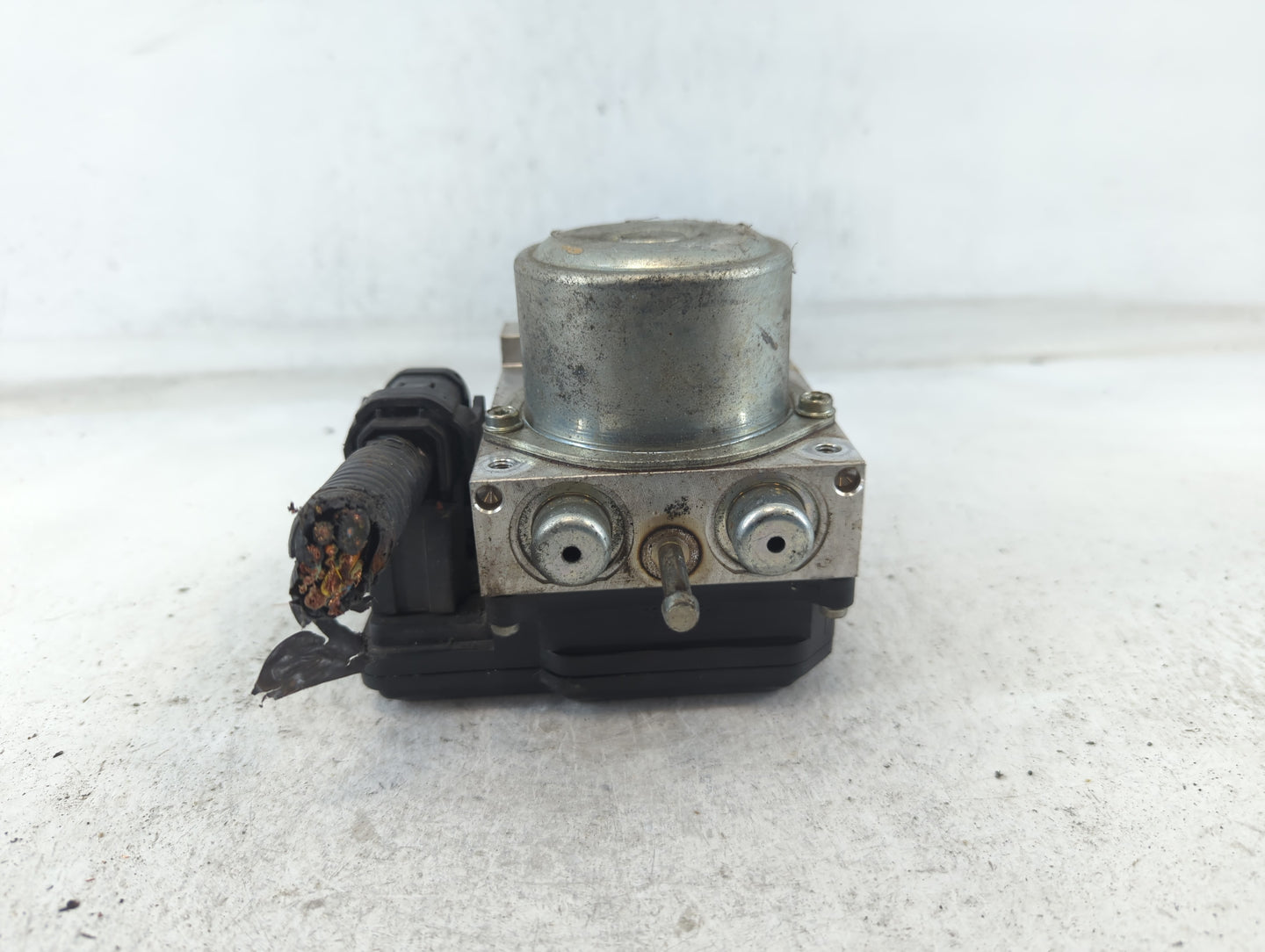 2011 Nissan Rogue ABS Pump Control Module Replacement P/N:06260445 TD8405 Fits OEM Used Auto Parts - Oemusedautoparts1.com
