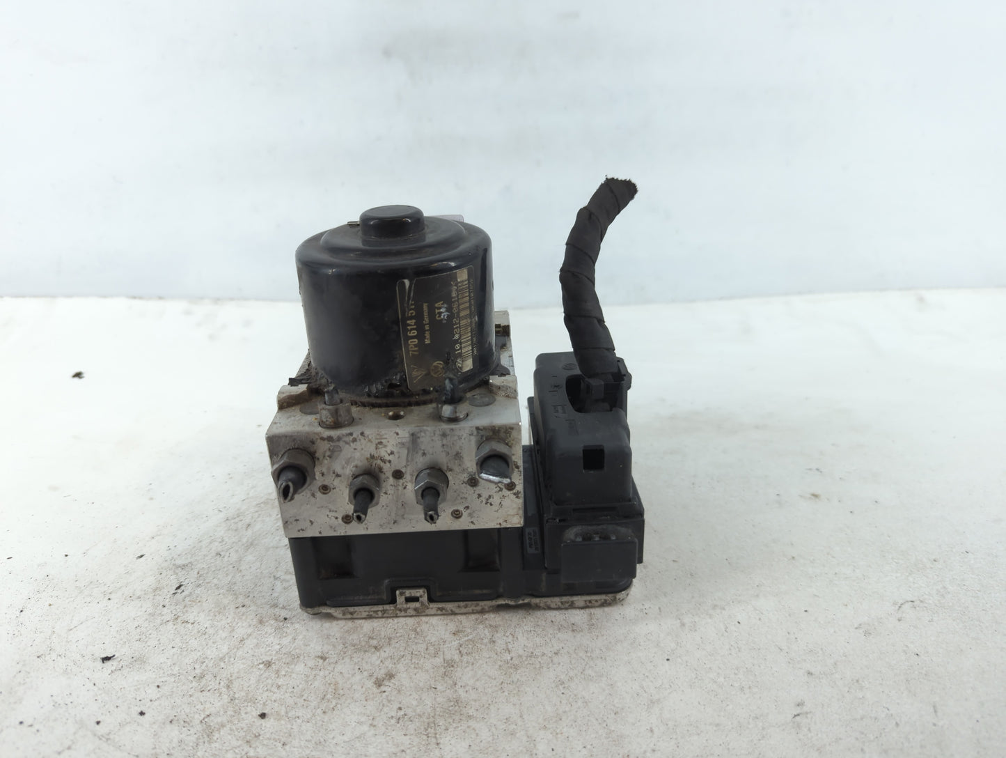 2011-2012 Porsche Cayenne ABS Pump Control Module Replacement P/N:7P0 614 517 Fits Fits 2011 2012 OEM Used Auto Parts - Oemu