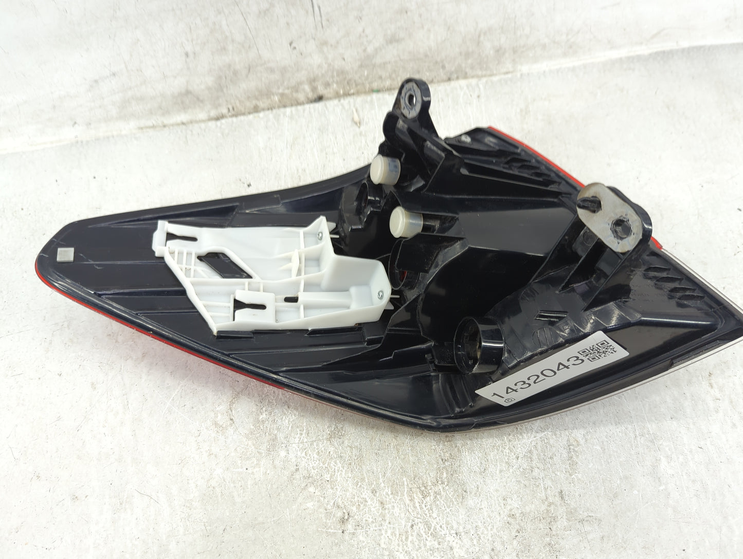 2010-2013 Subaru Legacy Tail Light Assembly Passenger Right OEM Fits Fits 2010 2011 2012 2013 OEM Used Auto Parts - Oemuseda