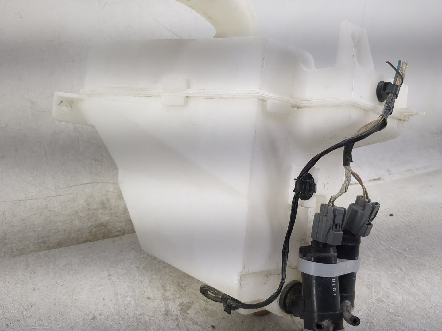 2010-2014 Subaru Legacy Windshield Washer Fluid Reservoir Bottle Oem - Oemusedautoparts1.com