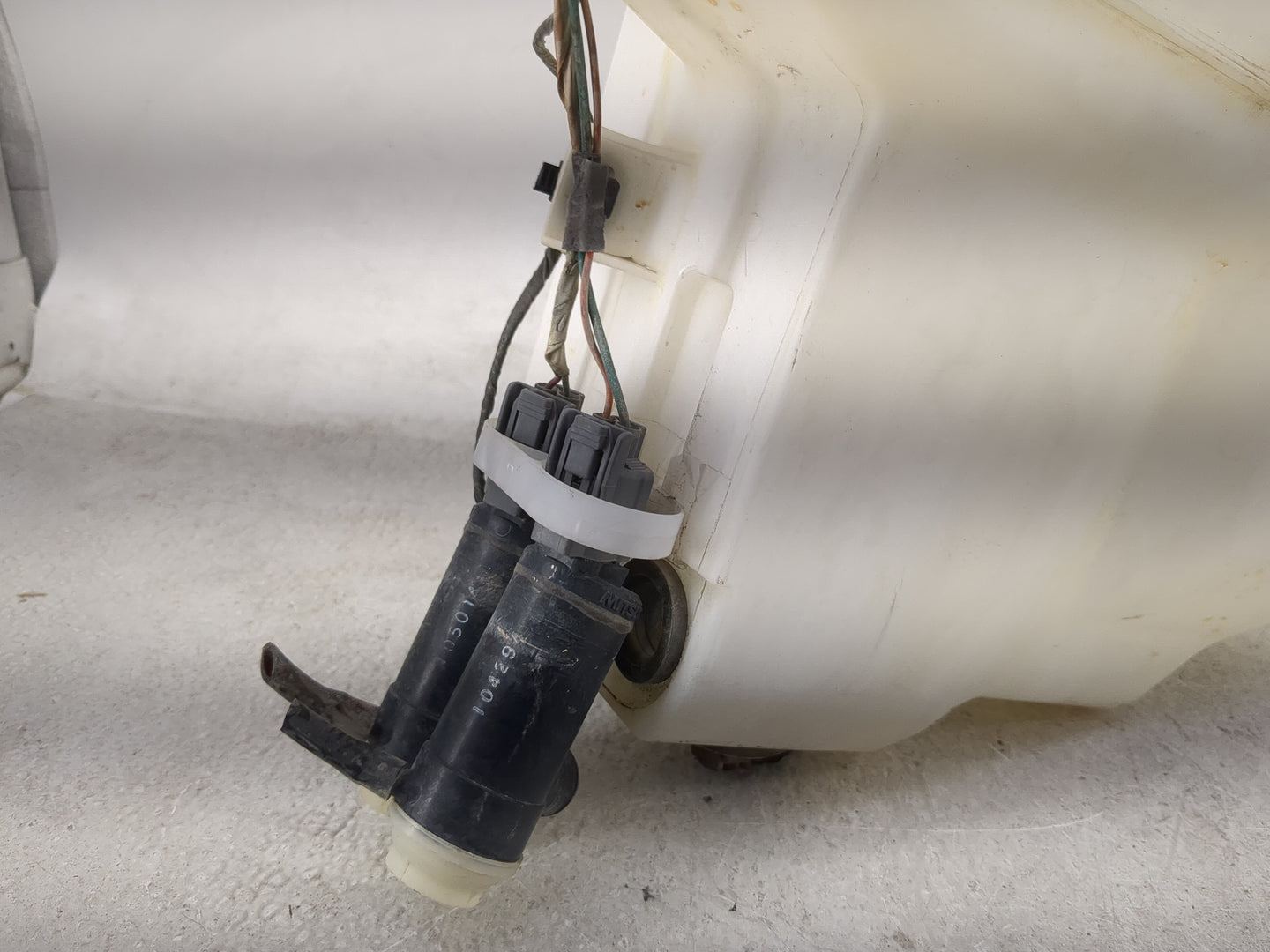 2010-2014 Subaru Legacy Windshield Washer Fluid Reservoir Bottle Oem - Oemusedautoparts1.com