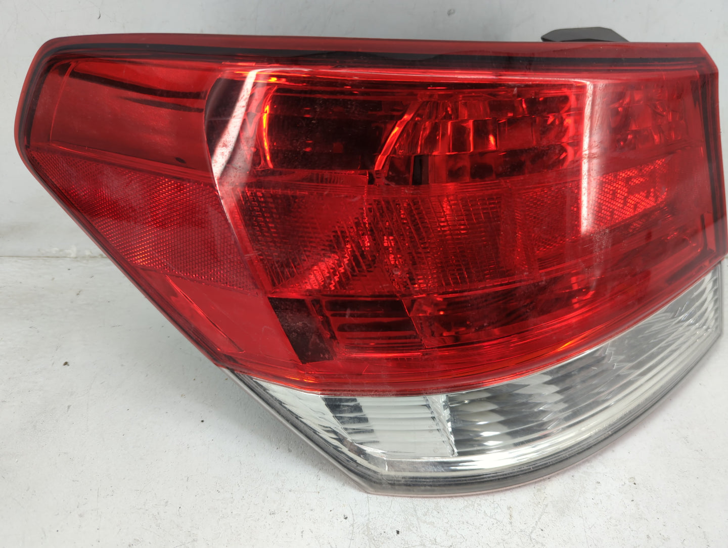 2010-2014 Subaru Legacy Tail Light Assembly Passenger Right OEM P/N:2XL 946 098 Fits Fits 2010 2011 2012 2013 2014 OEM Used 
