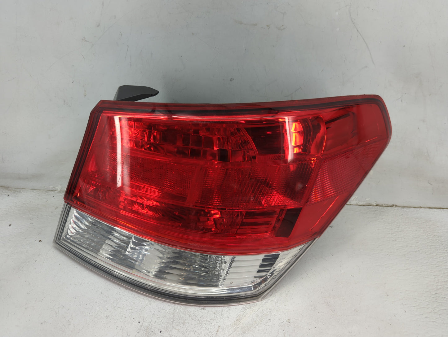 2010-2014 Subaru Legacy Tail Light Assembly Passenger Right OEM P/N:2XL 946 098 Fits Fits 2010 2011 2012 2013 2014 OEM Used 