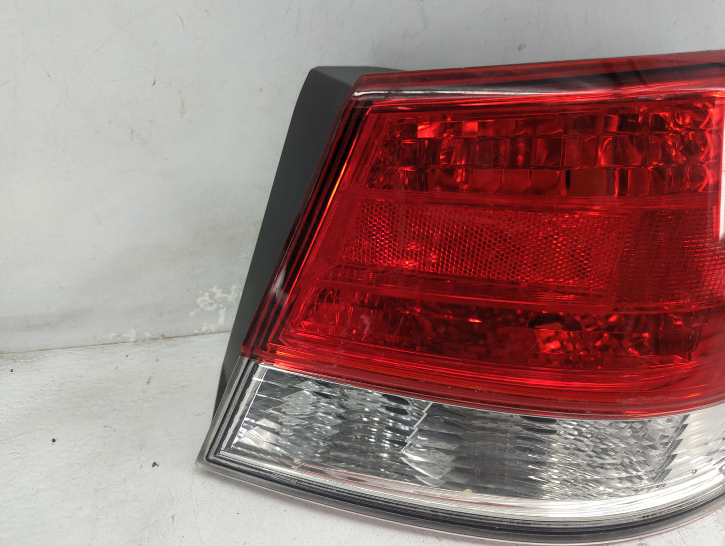 2010-2014 Subaru Legacy Tail Light Assembly Passenger Right OEM P/N:2XL 946 098 Fits Fits 2010 2011 2012 2013 2014 OEM Used 