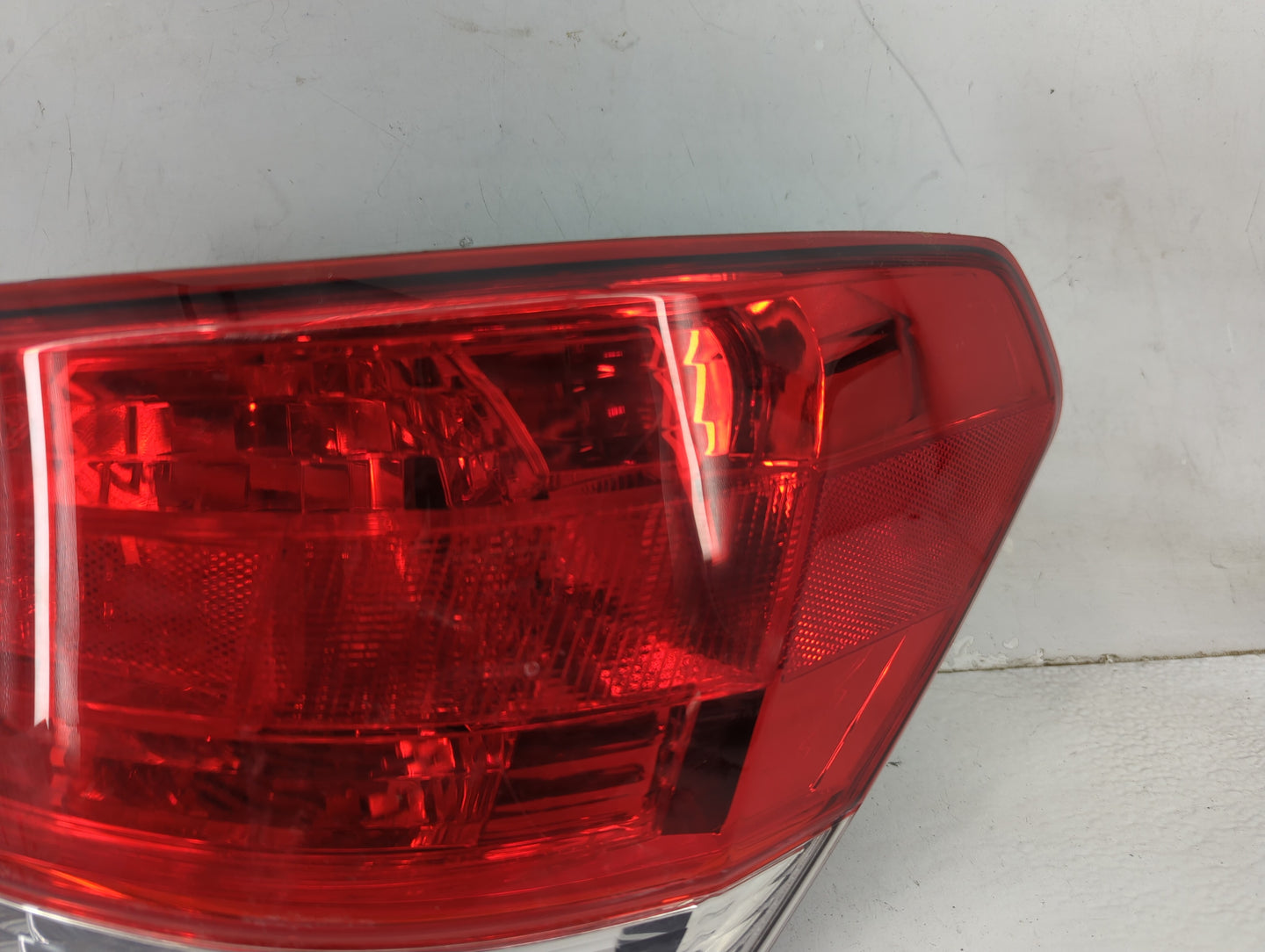 2010-2014 Subaru Legacy Tail Light Assembly Passenger Right OEM P/N:2XL 946 098 Fits Fits 2010 2011 2012 2013 2014 OEM Used 