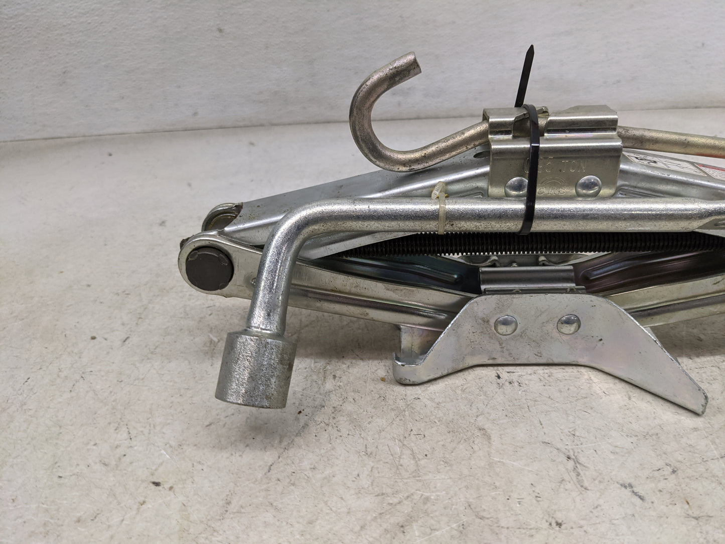 2011 Suzuki Sx4 Spare Scissor Car Jack - Oemusedautoparts1.com