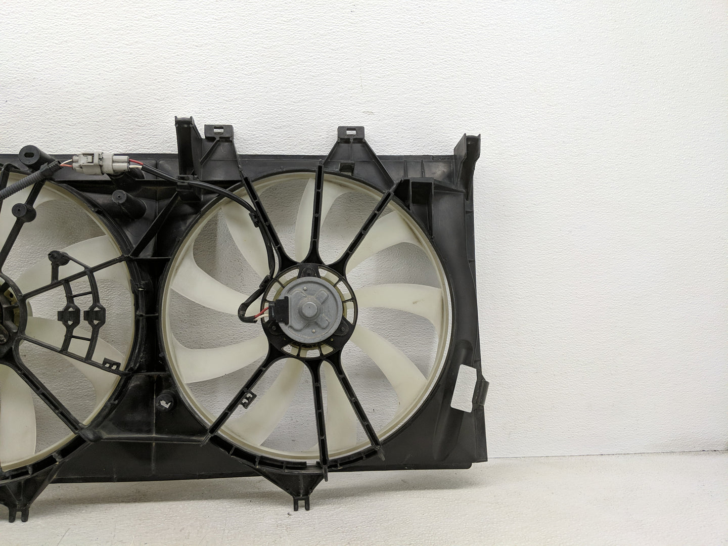 2012-2017 Toyota Camry Electric Radiator Cooling Fan Motor Assembly Fits Fits 2012 2013 2014 2015 2016 2017 OEM Used Auto Pa