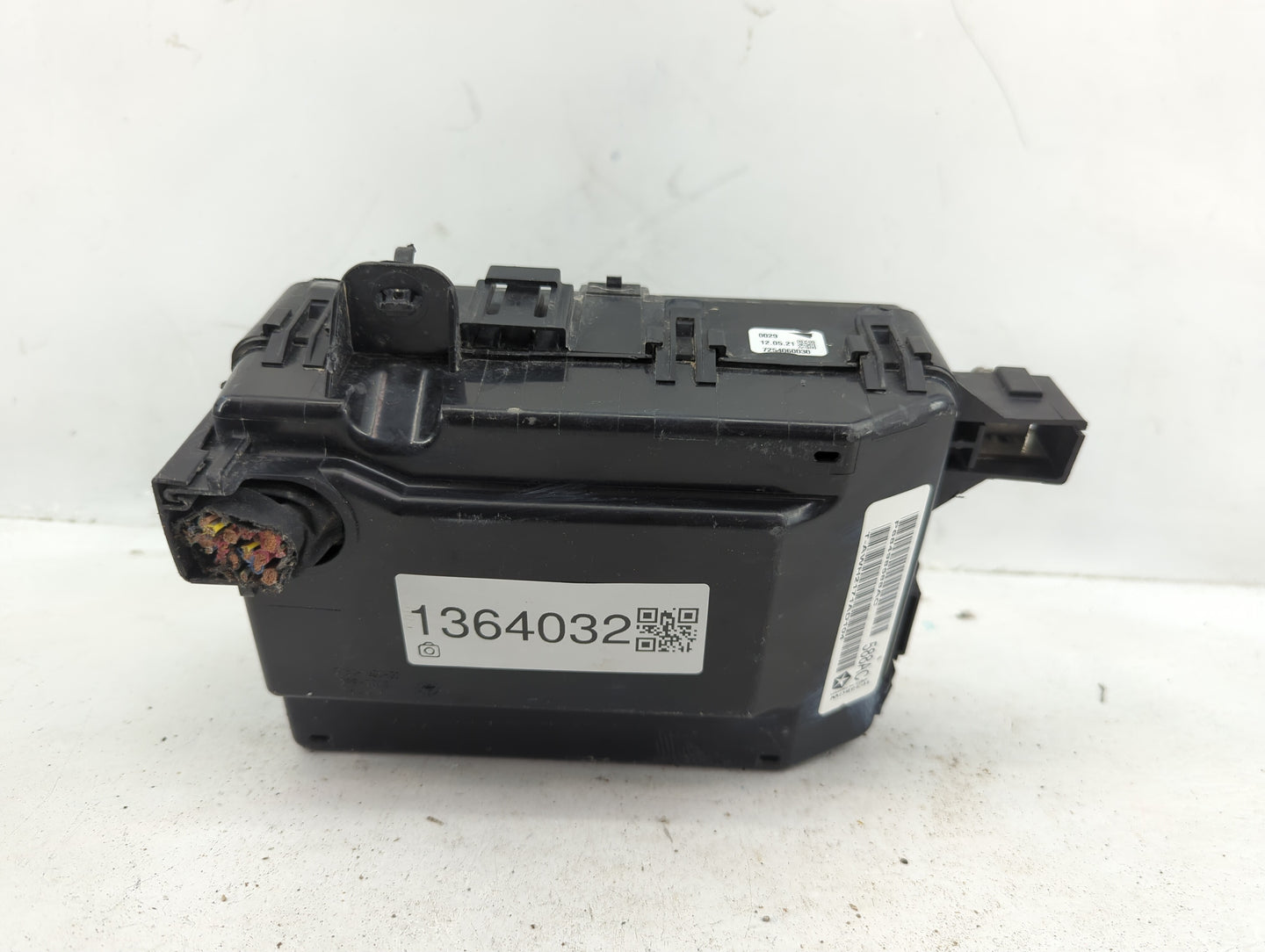 2010-2011 Toyota Camry Fusebox Fuse Box Panel Relay Module P/N:68498588AC Fits Fits 2010 2011 OEM Used Auto Parts - Oemuseda