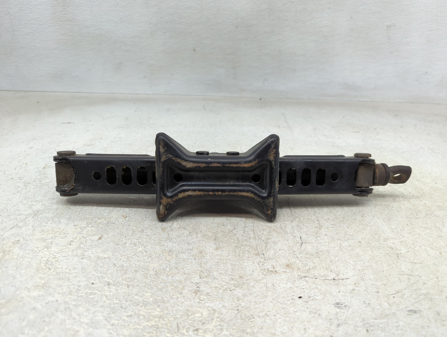 2011 Toyota Camry Spare Scissor Car Jack 1390147 - Oemusedautoparts1.com