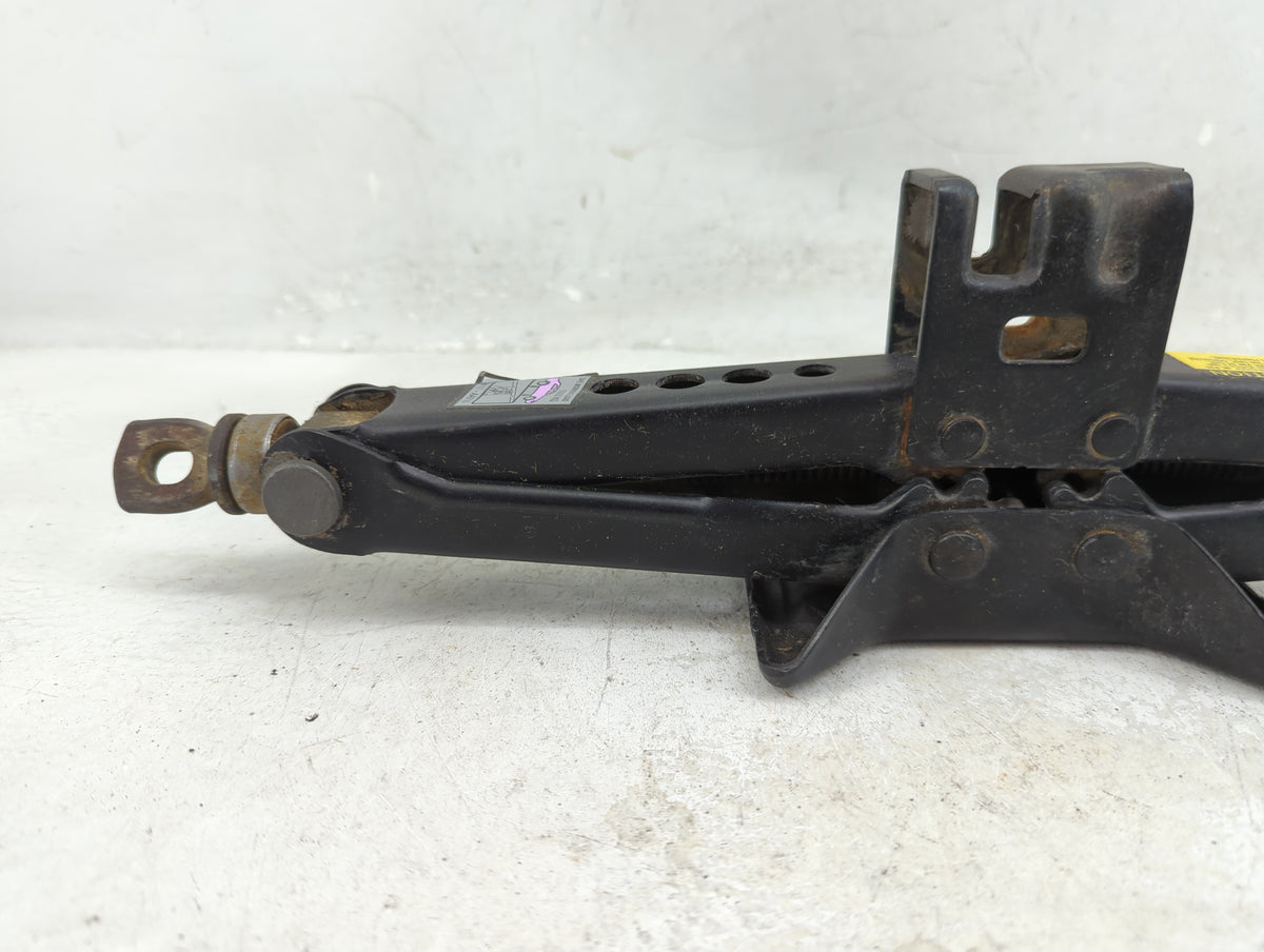 2011 Toyota Camry Spare Scissor Car Jack 1409738 - Oemusedautoparts1.com