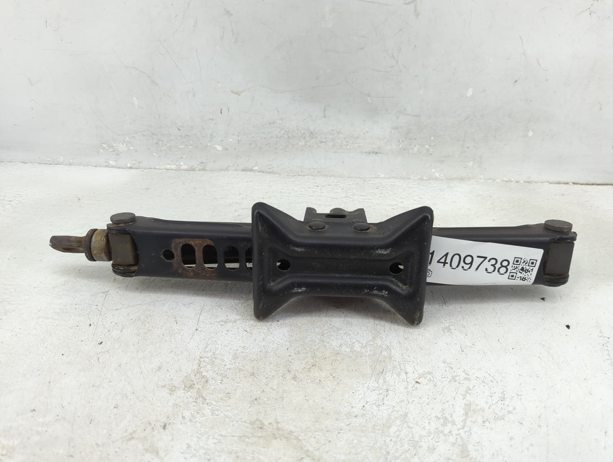2011 Toyota Camry Spare Scissor Car Jack 1409738 - Oemusedautoparts1.com