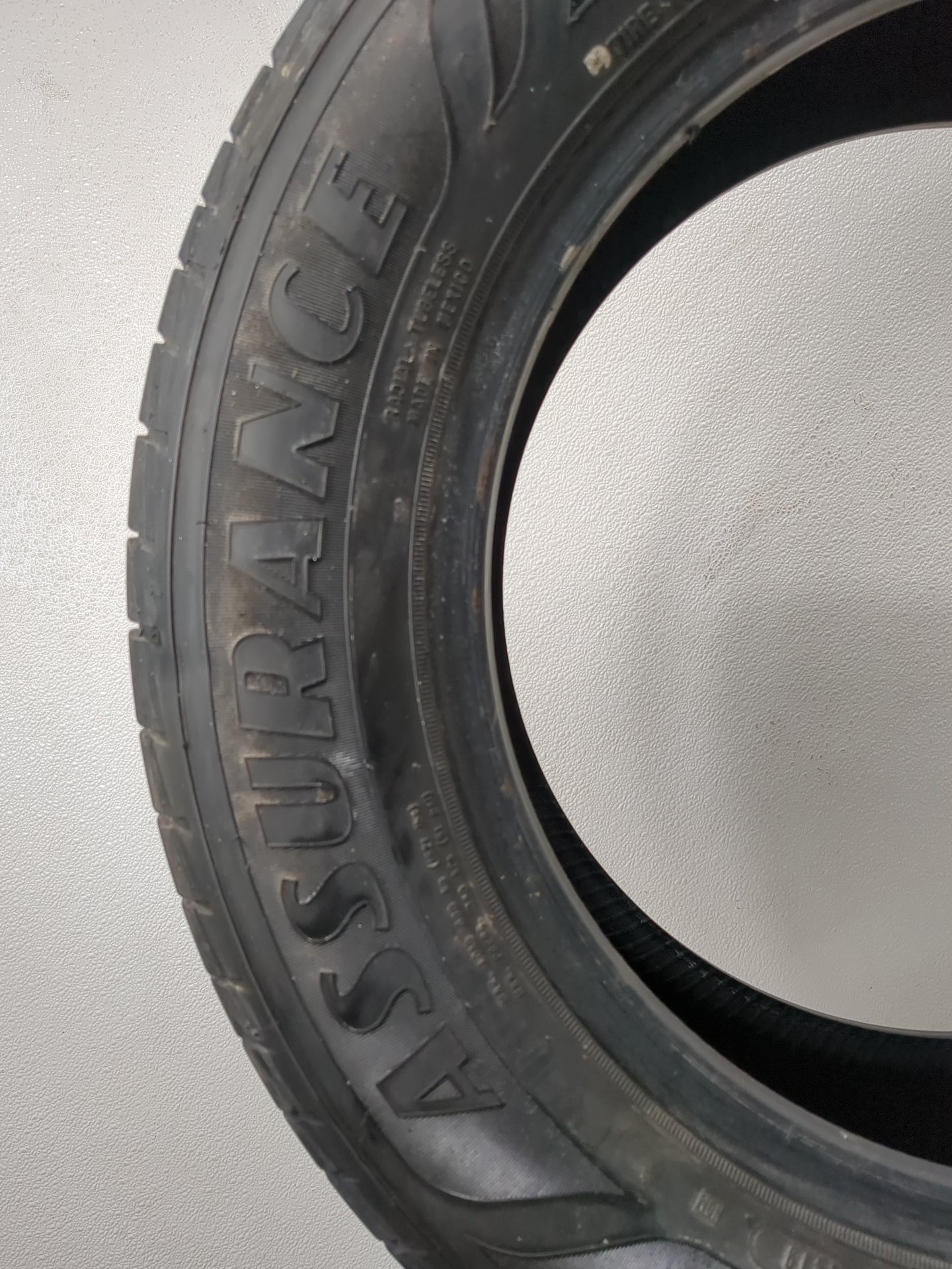 Used Tire 215/60R16 GOODYEAR ASSURANCE MAXLIFE 95V - Tread Depth 8/32 - Oemusedautoparts1.com