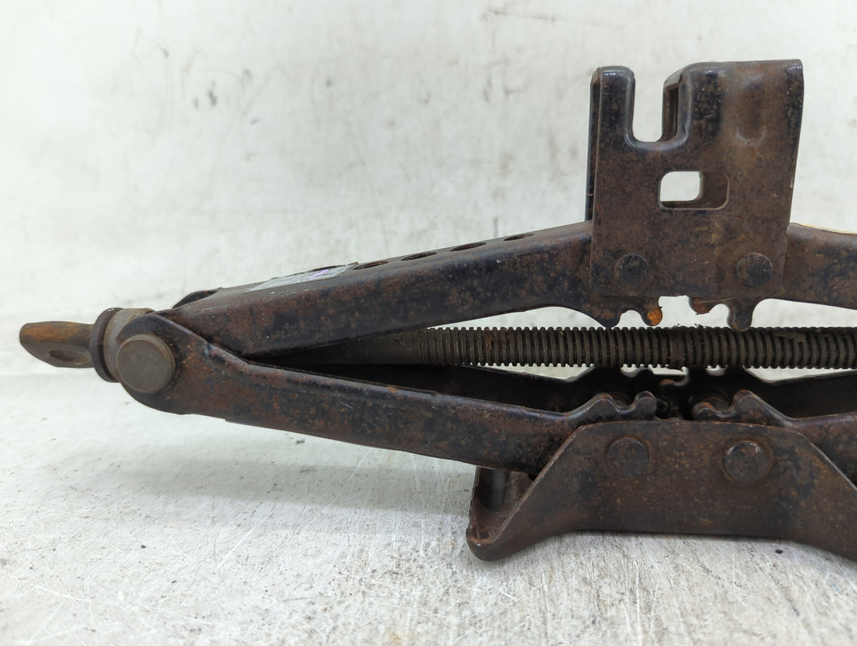 2011 Toyota Camry Spare Scissor Car Jack 1431597 - Oemusedautoparts1.com