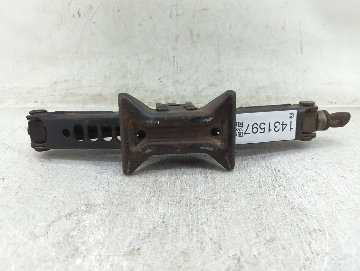 2011 Toyota Camry Spare Scissor Car Jack 1431597 - Oemusedautoparts1.com