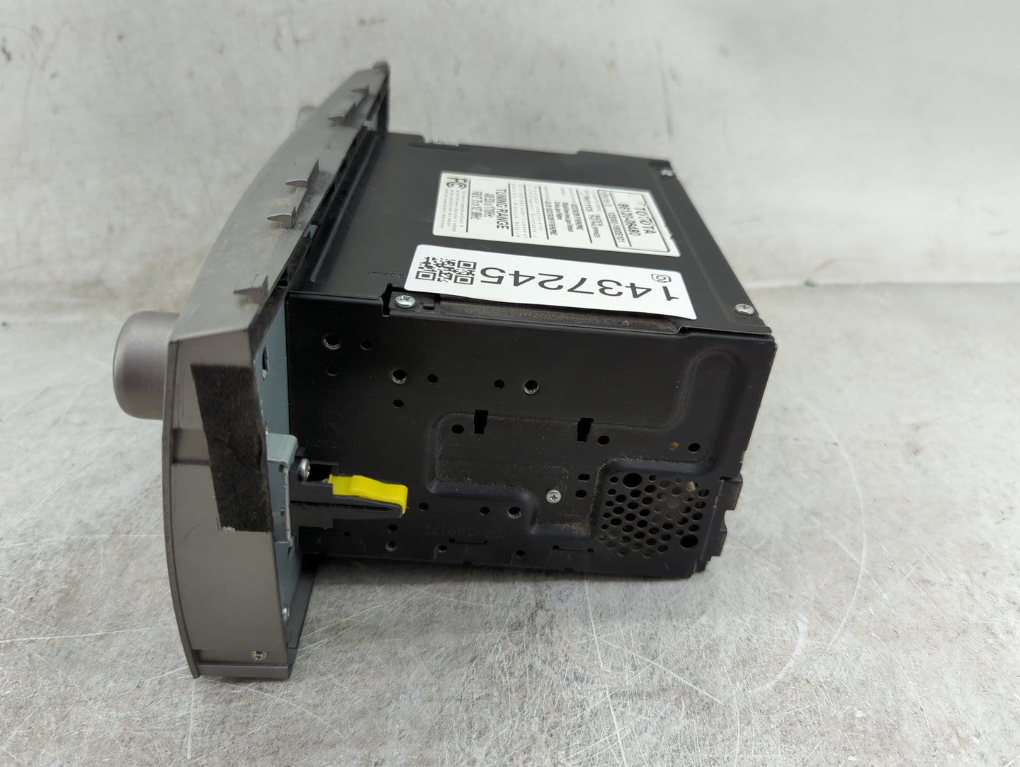 2010-2011 Toyota Camry Radio AM FM Cd Player Receiver Replacement P/N:86120-06480 Fits Fits 2010 2011 OEM Used Auto Parts - 