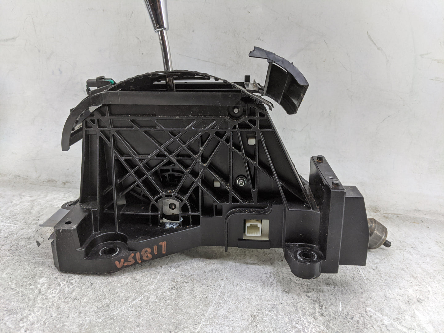 2011 Toyota Camry Floor Console Assembly Shifter - Oemusedautoparts1.com