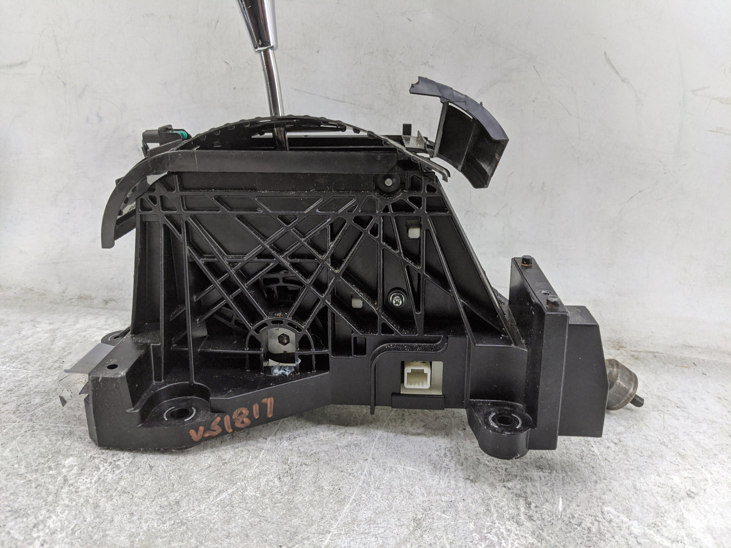 2011 Toyota Camry Floor Console Assembly Shifter - Oemusedautoparts1.com