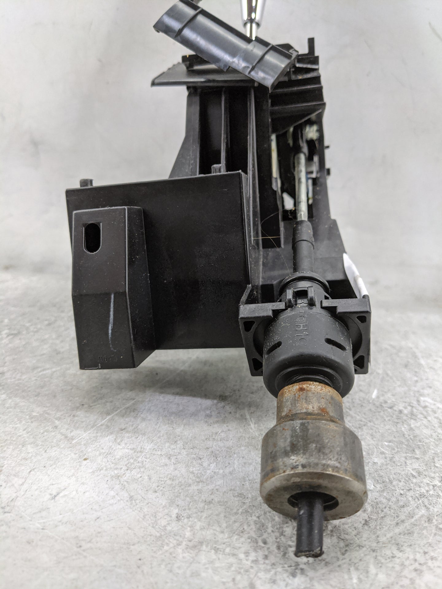 2011 Toyota Camry Floor Console Assembly Shifter - Oemusedautoparts1.com