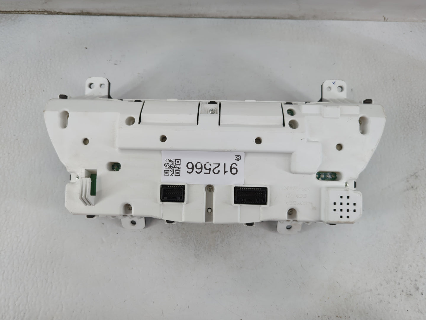 2010-2011 Toyota Camry Instrument Cluster Speedometer Gauges P/N:83800-06J50 Miles: Fits Fits 2010 2011 OEM Used Auto Parts 