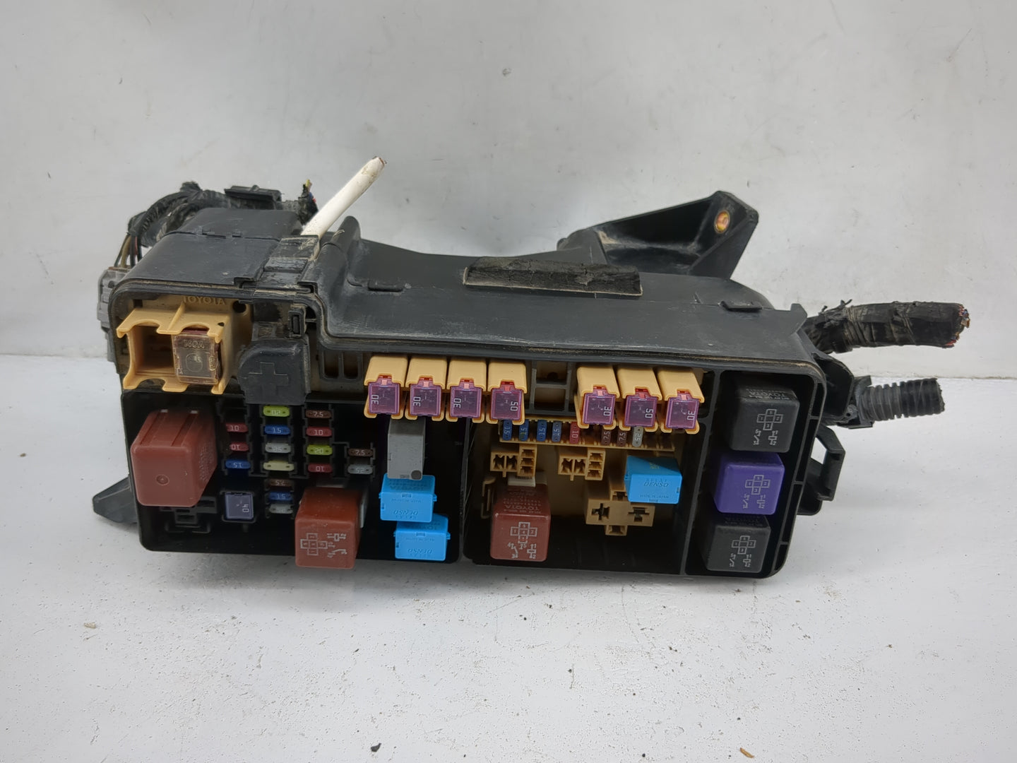 2011-2013 Toyota Highlander Fusebox Fuse Box Panel Relay Module P/N:82720-48160 Fits Fits 2011 2012 2013 OEM Used Auto Parts