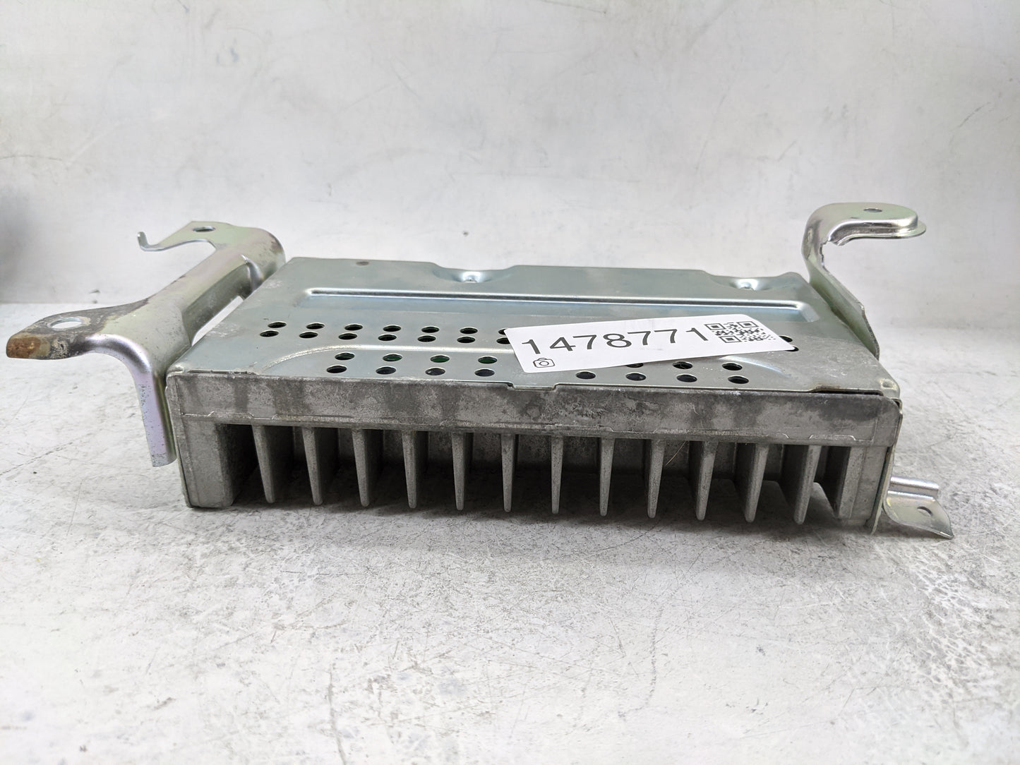 2011-2014 Toyota Sienna Radio Speaker Amplifier 86280-08031 - Oemusedautoparts1.com