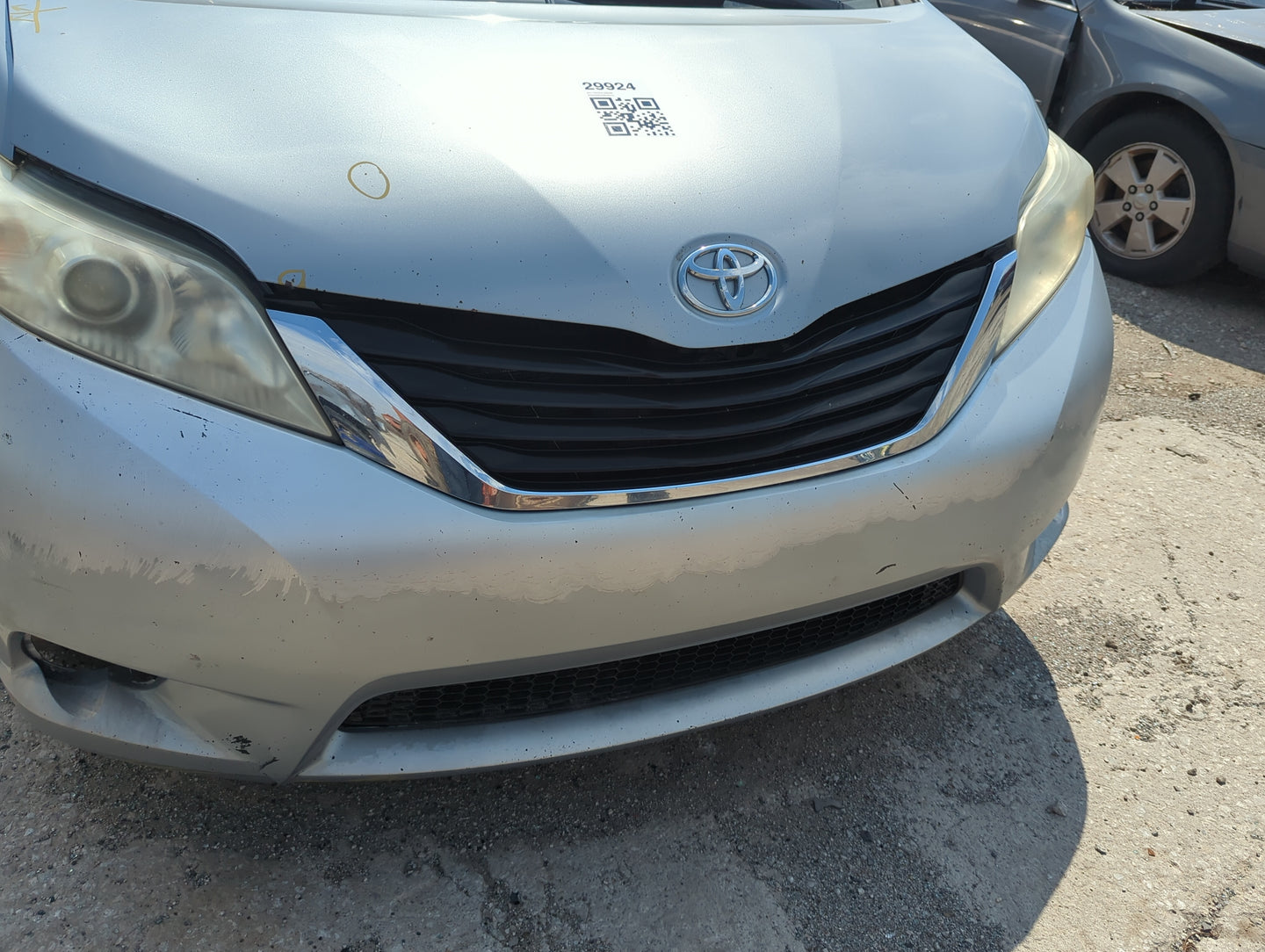 2011-2017 Toyota Sienna Front Grille Bumper Not Included 5022619 - Oemusedautoparts1.com