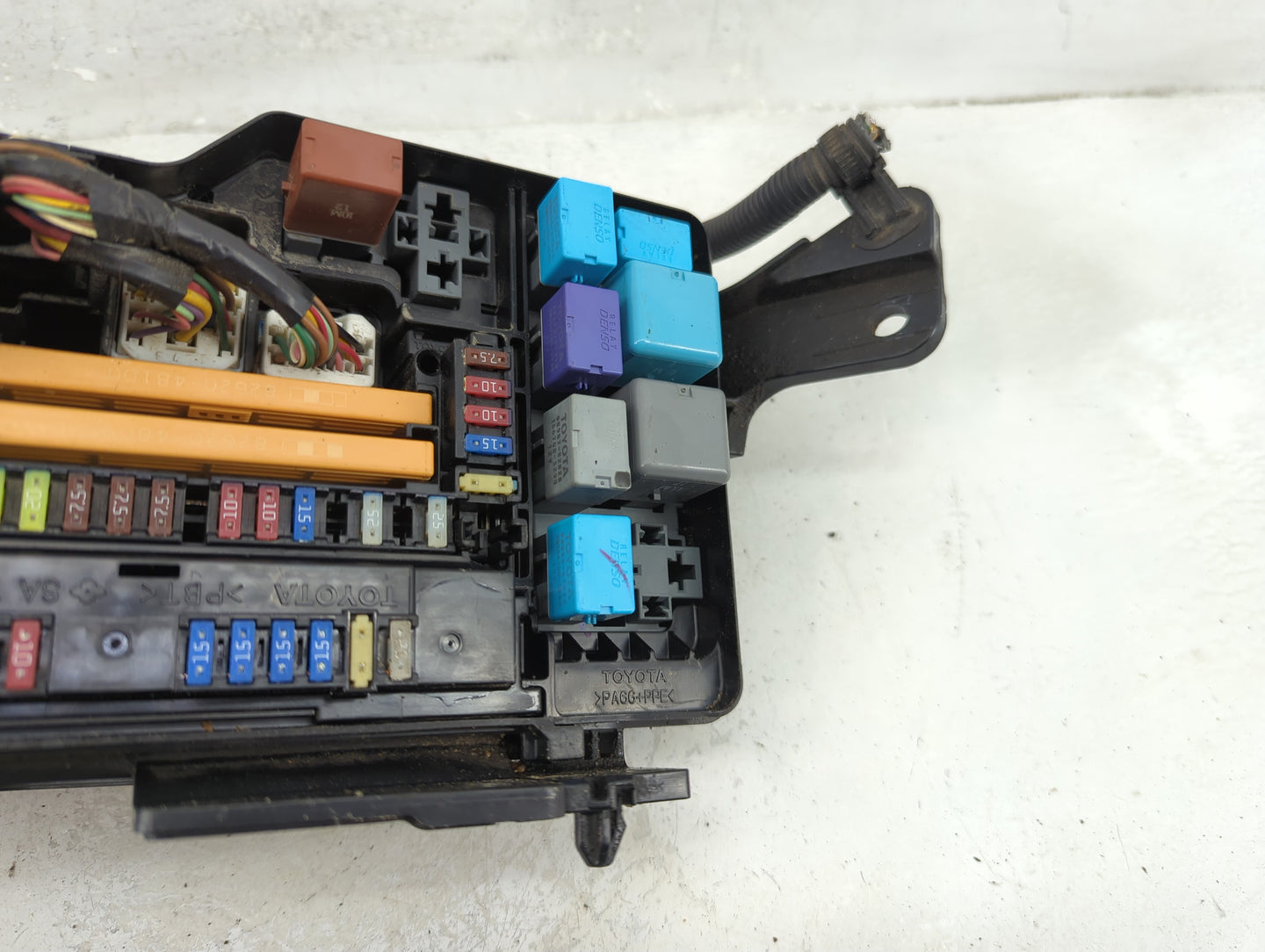 2010-2012 Toyota Venza Fusebox Fuse Box Panel Relay Module P/N:82662-0T021 Fits Fits 2010 2011 2012 OEM Used Auto Parts - Oe