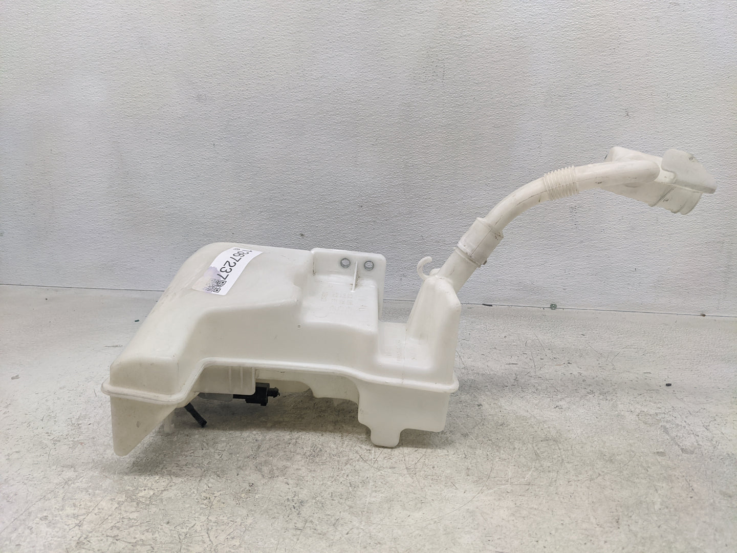 2011 Volkswagen Beetle Windshield Washer Fluid Reservoir Bottle Oem - Oemusedautoparts1.com