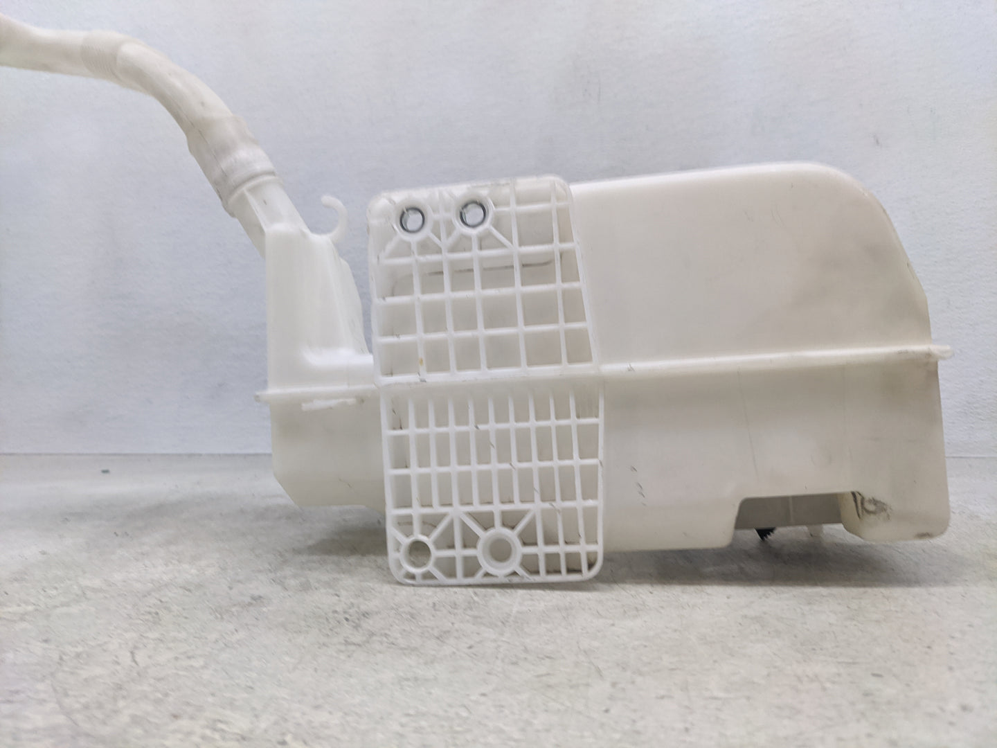 2011 Volkswagen Beetle Windshield Washer Fluid Reservoir Bottle Oem - Oemusedautoparts1.com