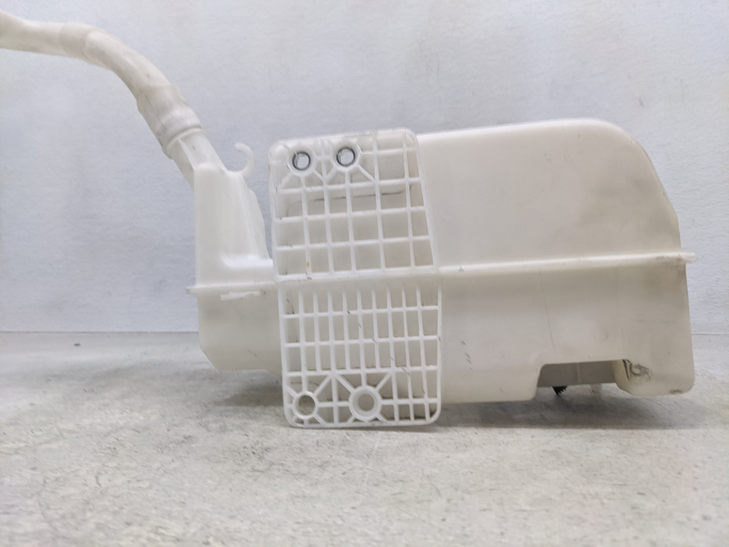 2011 Volkswagen Beetle Windshield Washer Fluid Reservoir Bottle Oem - Oemusedautoparts1.com