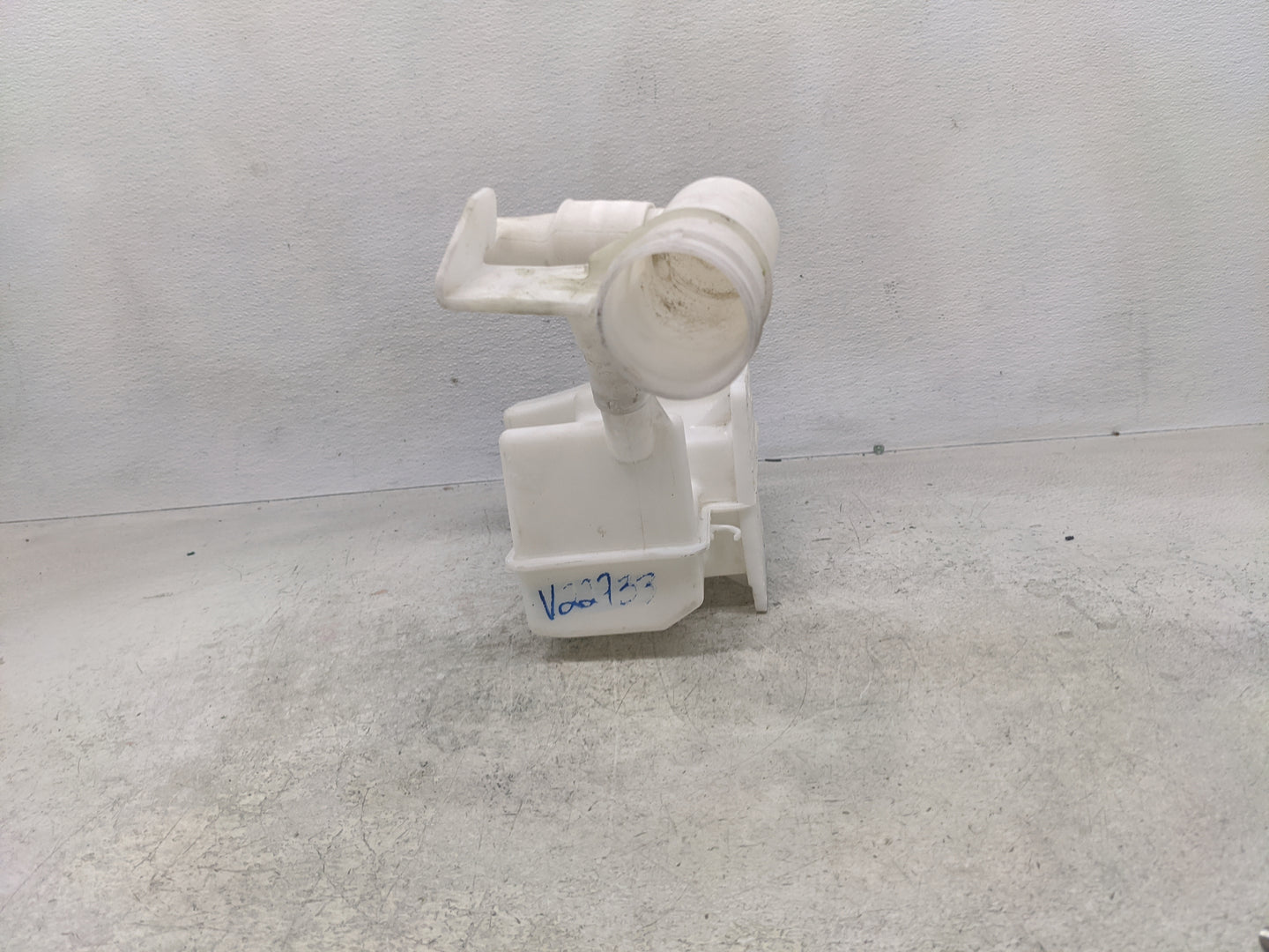 2011 Volkswagen Beetle Windshield Washer Fluid Reservoir Bottle Oem - Oemusedautoparts1.com
