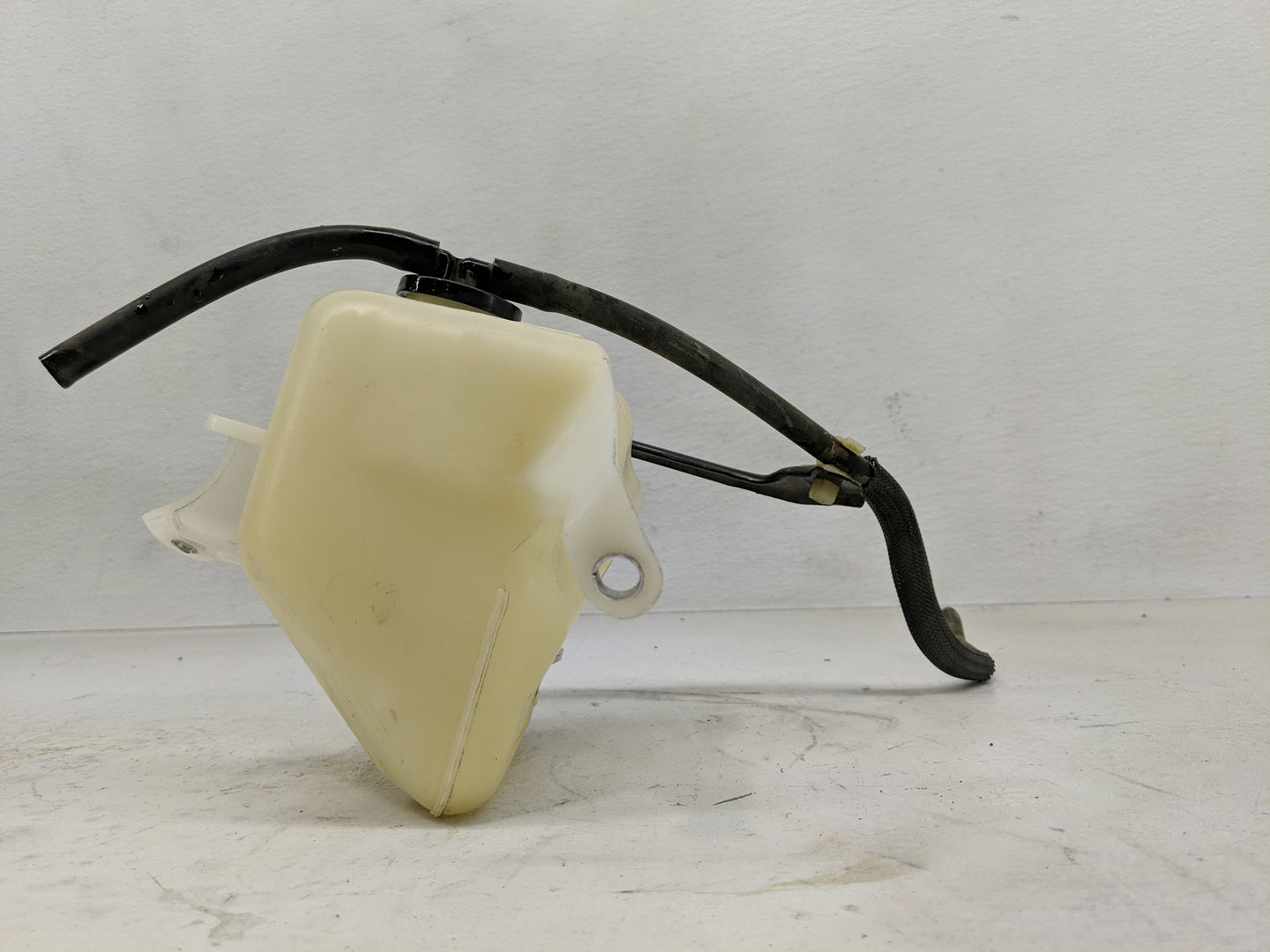 2011-2018 Volkswagen Jetta Windshield Washer Fluid Reservoir Bottle Oem - Oemusedautoparts1.com