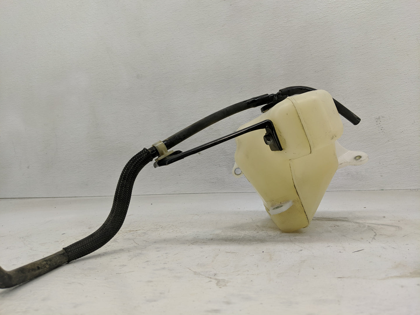 2011-2018 Volkswagen Jetta Windshield Washer Fluid Reservoir Bottle Oem - Oemusedautoparts1.com