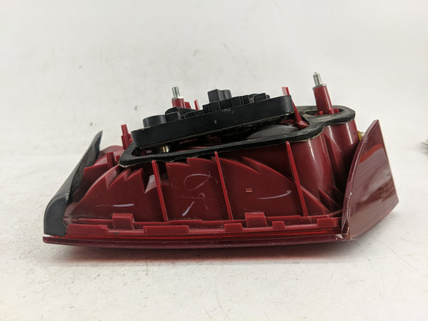 2011 Volkswagen Jetta Passenger Right Side Deck Lid Mounted Tail Light - Oemusedautoparts1.com