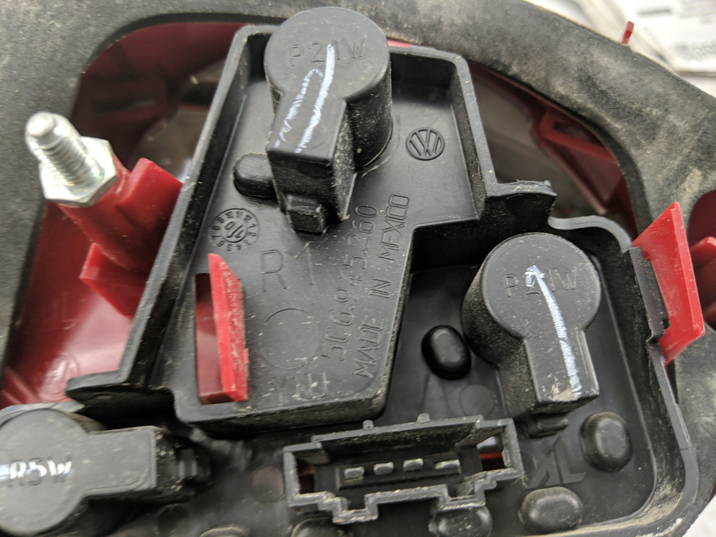 2011 Volkswagen Jetta Passenger Right Side Deck Lid Mounted Tail Light - Oemusedautoparts1.com