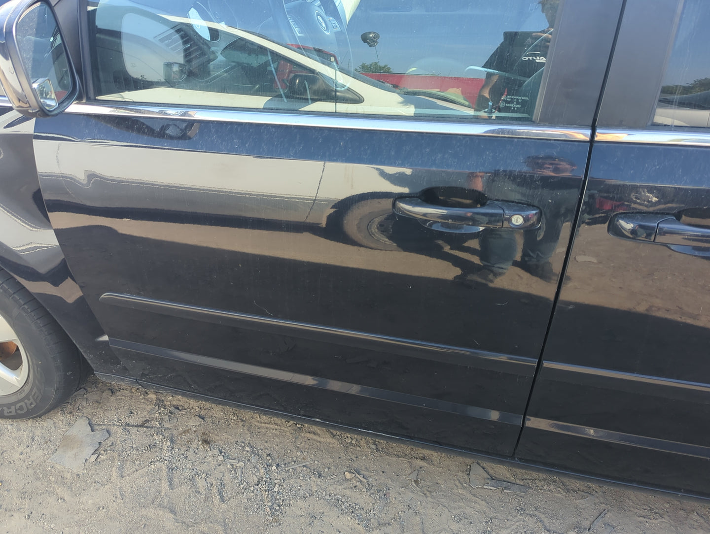 2009-2014 Volkswagen Routan Driver Front Door Oem 1158726 - Oemusedautoparts1.com