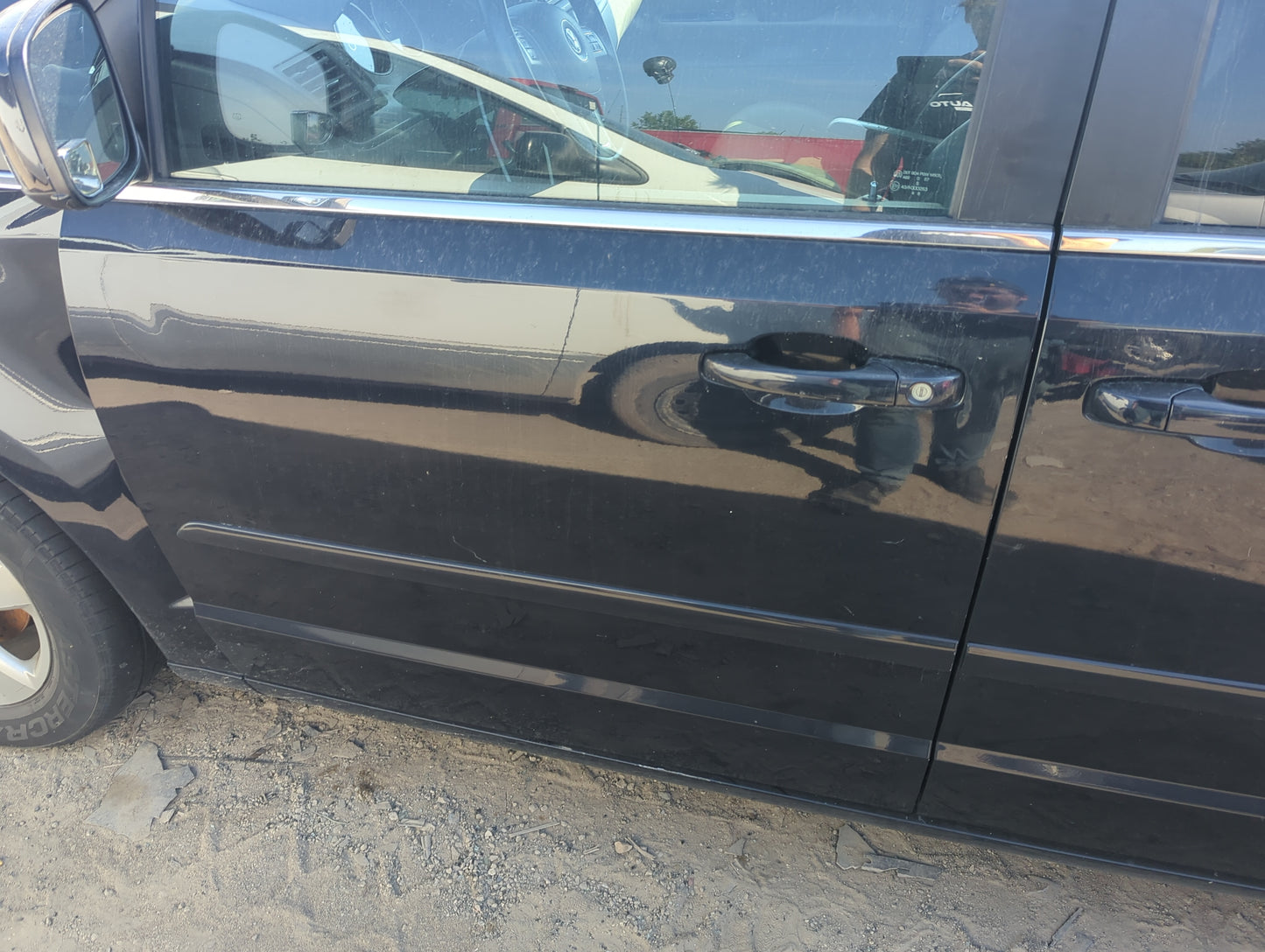 2009-2014 Volkswagen Routan Driver Front Door Oem 1158726 - Oemusedautoparts1.com