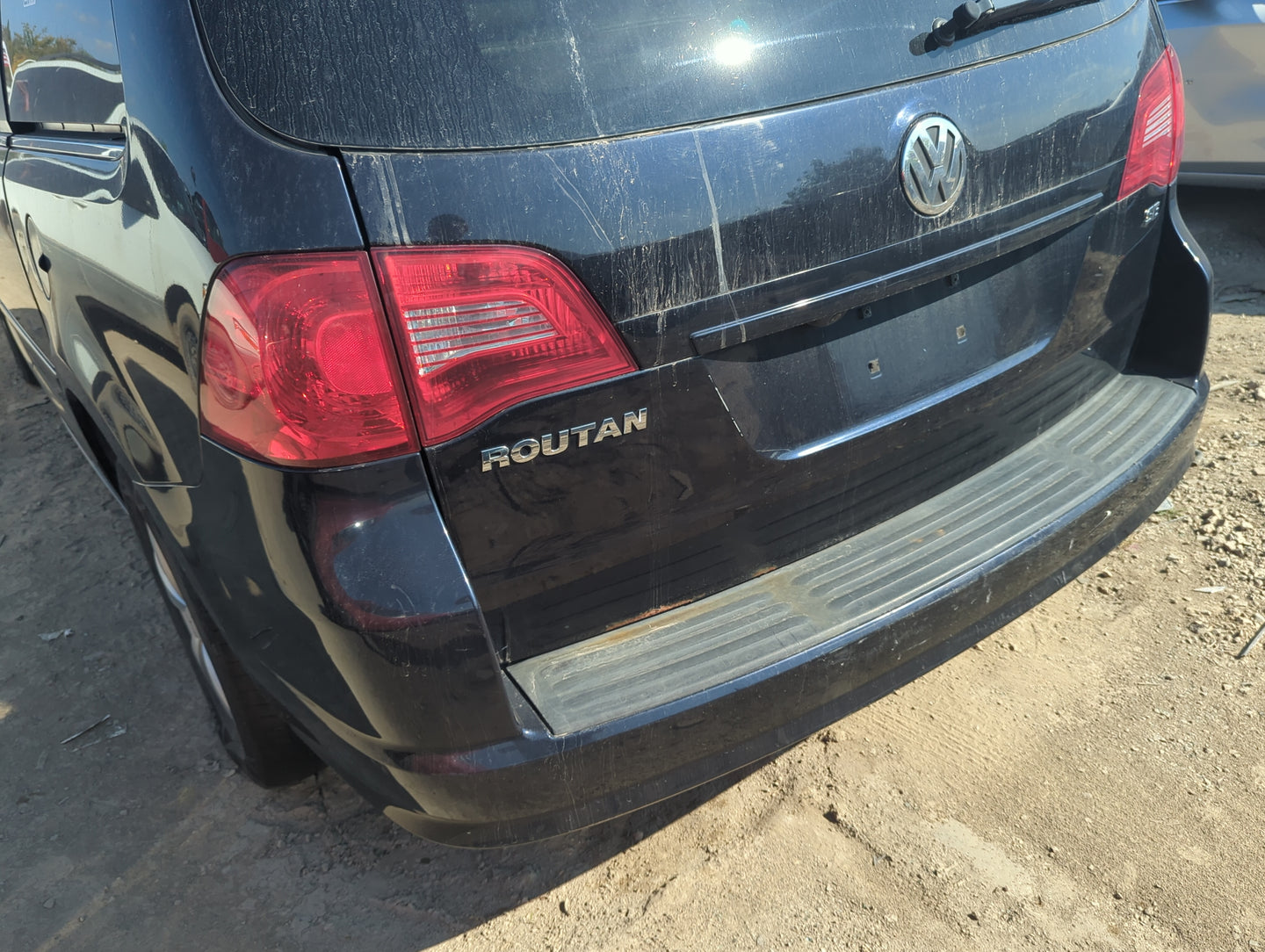 2009-2014 Volkswagen Routan Rear Bumper Assembly Oem 1158729 - Oemusedautoparts1.com